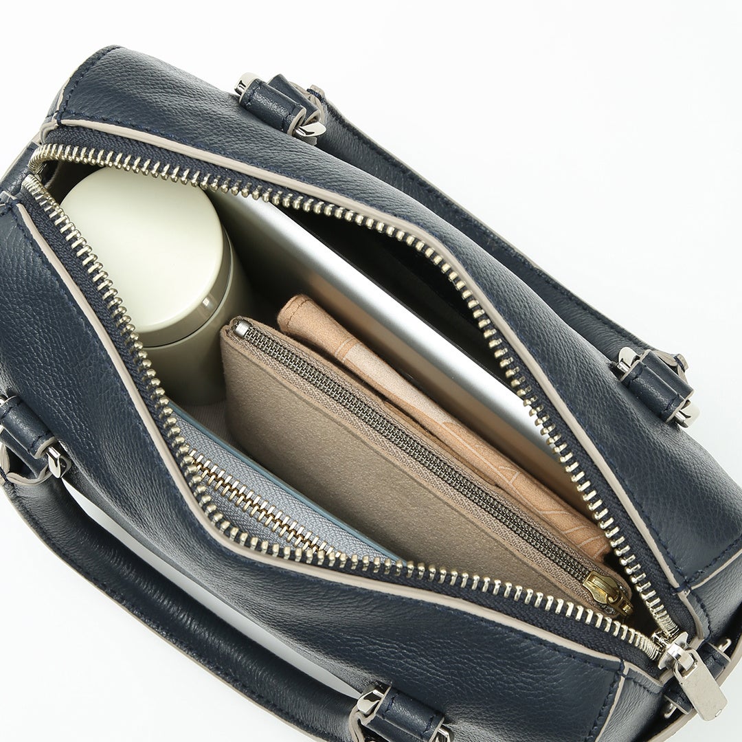 コンパクトなサイズに刷新しつつも、長財布や水筒、11インチ程度のタブレットなど、お出かけアイテムを収納いただけます。