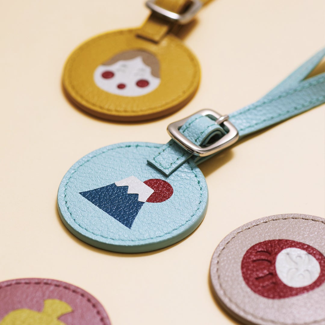 素材は牛革。象嵌の技法でおつくりしています。