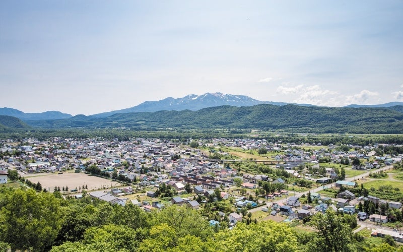 大雪山が見守る上川町のまち並み