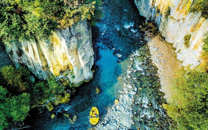 峡谷が美しい夏の石狩川上流