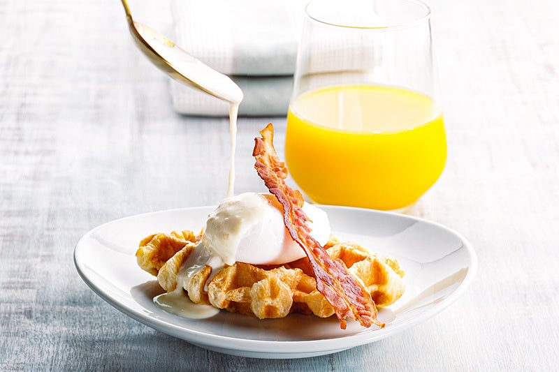 クロッフル ベネディクトとフレッシュオレンジジュース