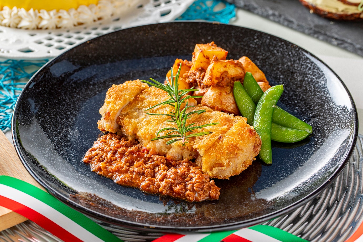 チキンカツレツ ボローニャ風ポテト添え