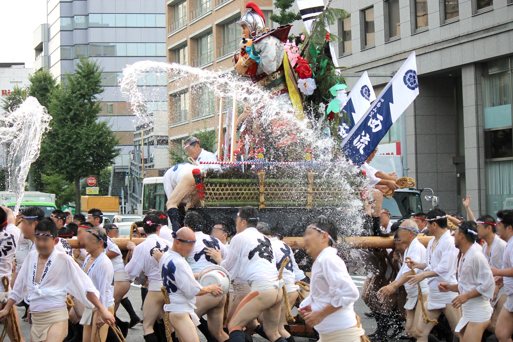 オリエンタルホテル福岡 博多ステーション 豪快に駆ける舁き山に勢水を浴びせる参加型体験あり 博多祇園山笠 西流コラボオリジナルグッズ付き宿泊プラン Hmjのプレスリリース オリエンタルホテル福岡 博多ステーション 豪快に駆ける舁き山に勢水を浴びせる参加型体験あり 博多祇園山笠 西流コラボオリジナルグッズ付き宿泊プラン Hmjのプレスリリース