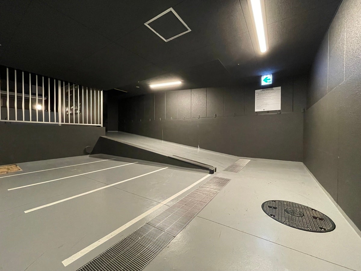 人感センサー付き照明完備で明るい場内、夜の入庫やメンテナンス作業に便利