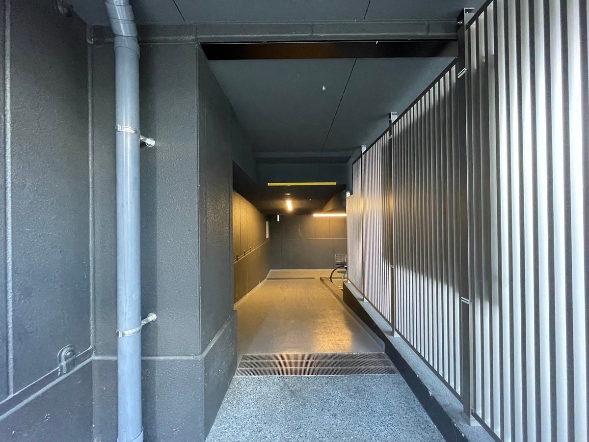 間口 幅1.25m 高さ1.95m、施錠可能な門扉を完備