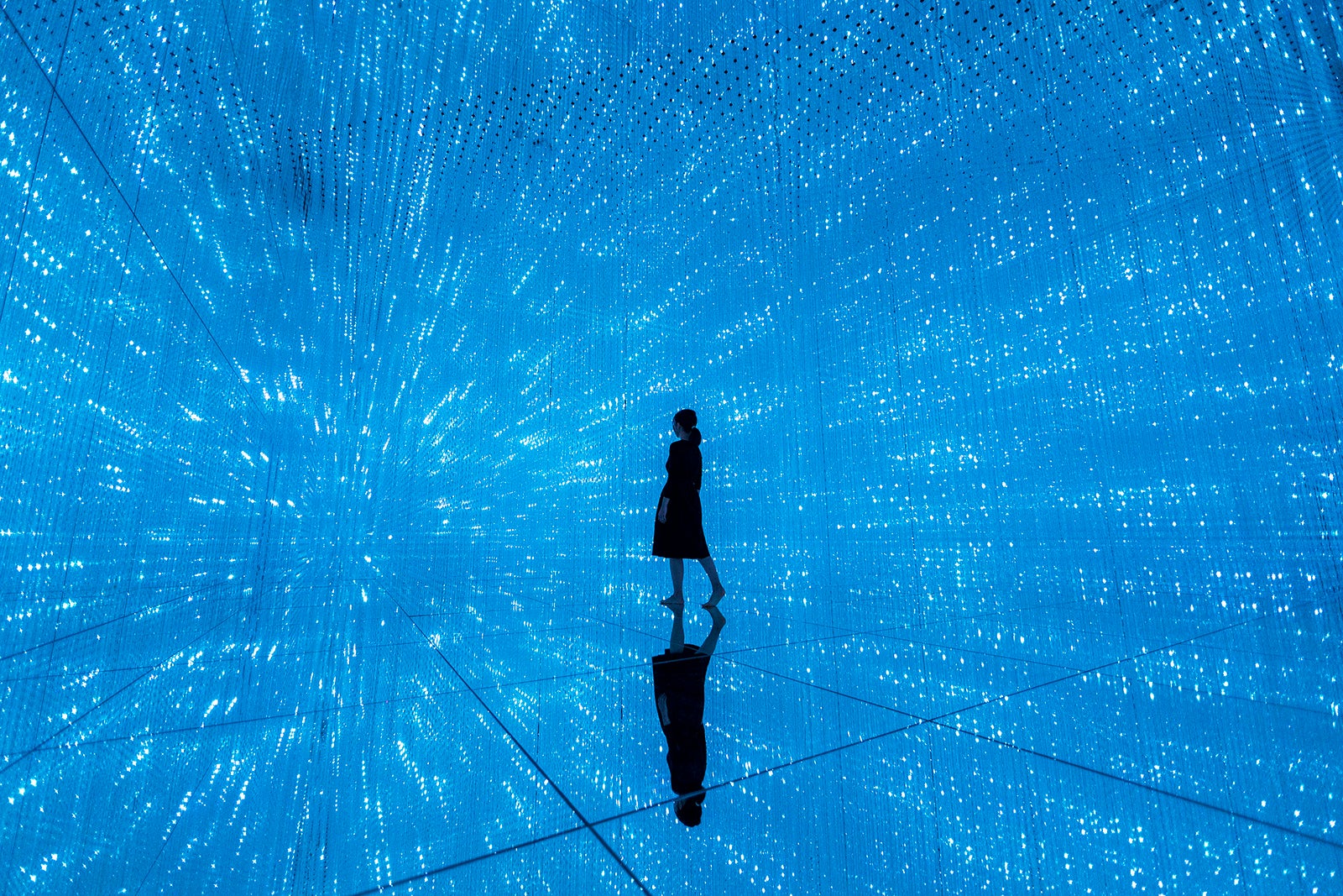 チームラボ《The Infinite Crystal Universe》©チームラボ