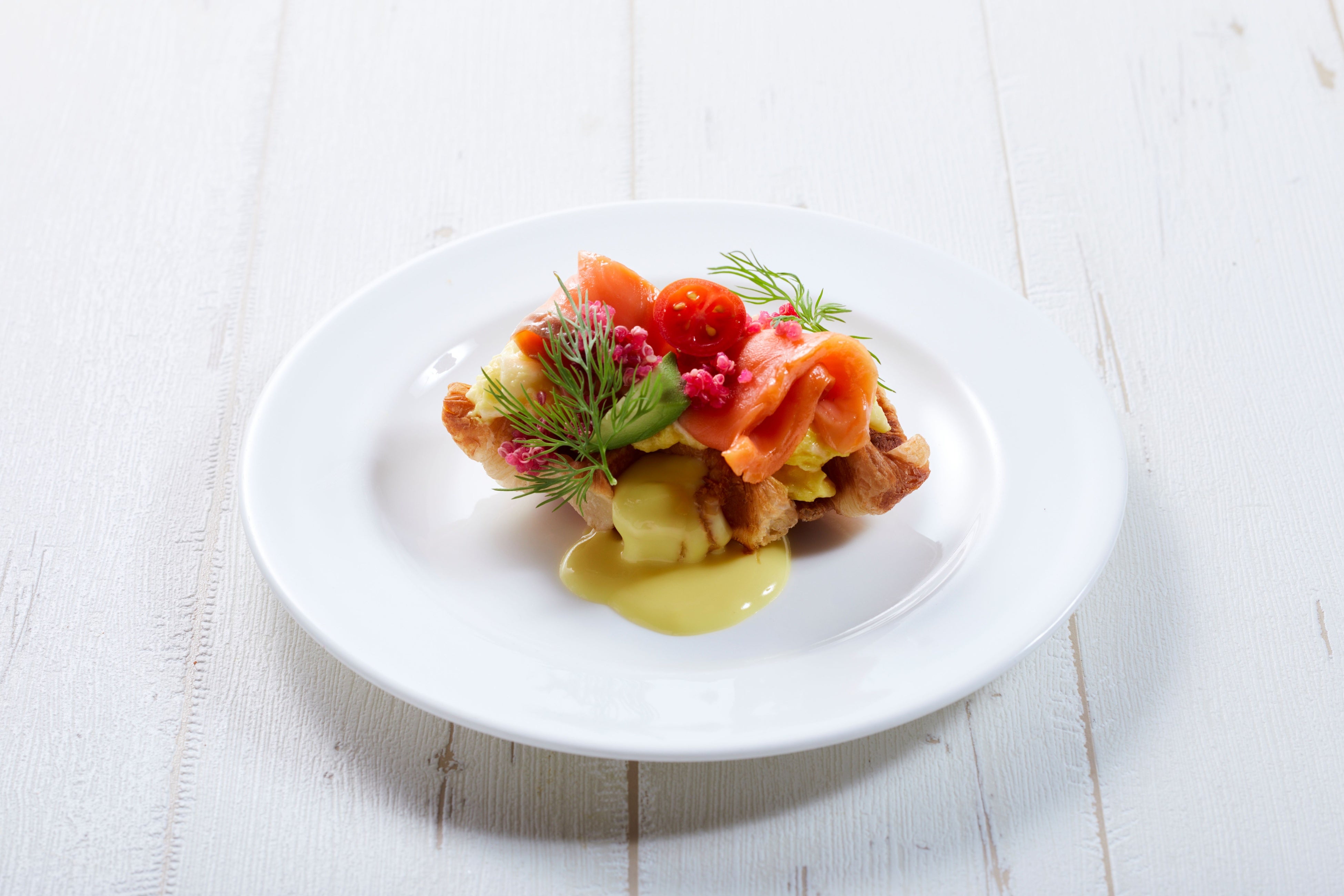 クロッフルスモーブロー　スモークサーモン　アボカド