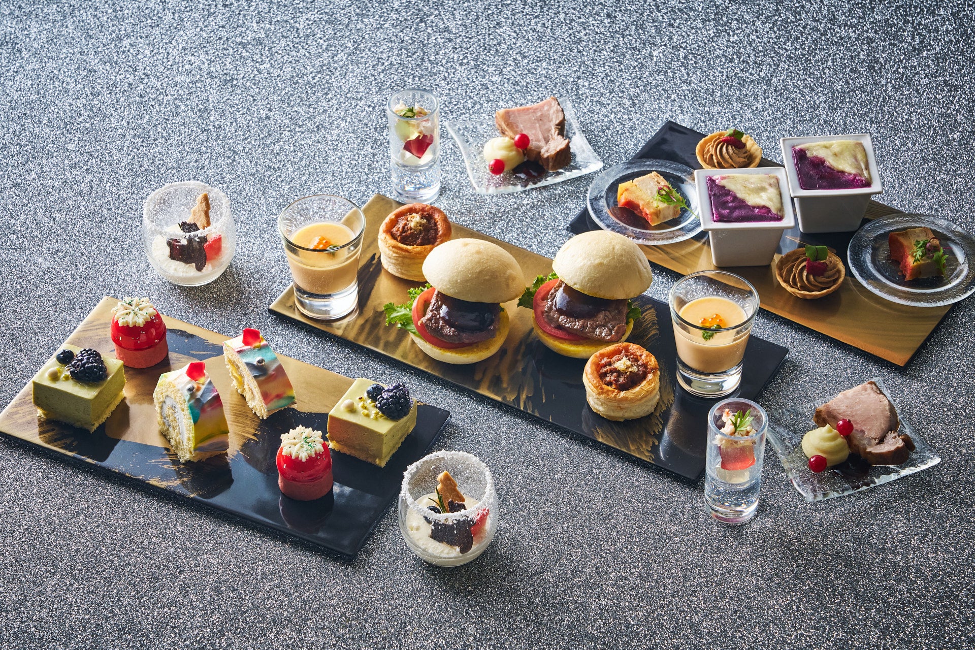 ヒルトン東京お台場】レインボースコーンやロールケーキなど