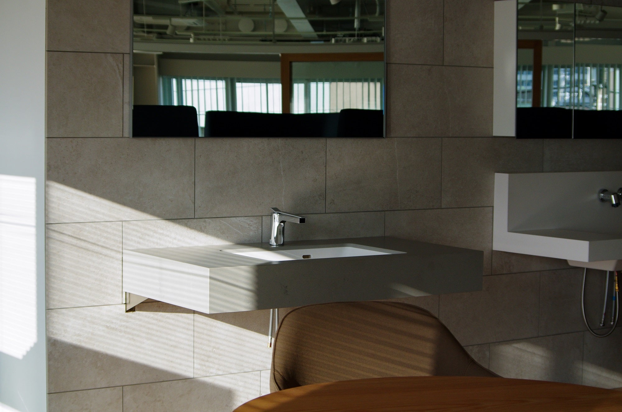 展示スペースの内観（洗面台：《フィオレット》）