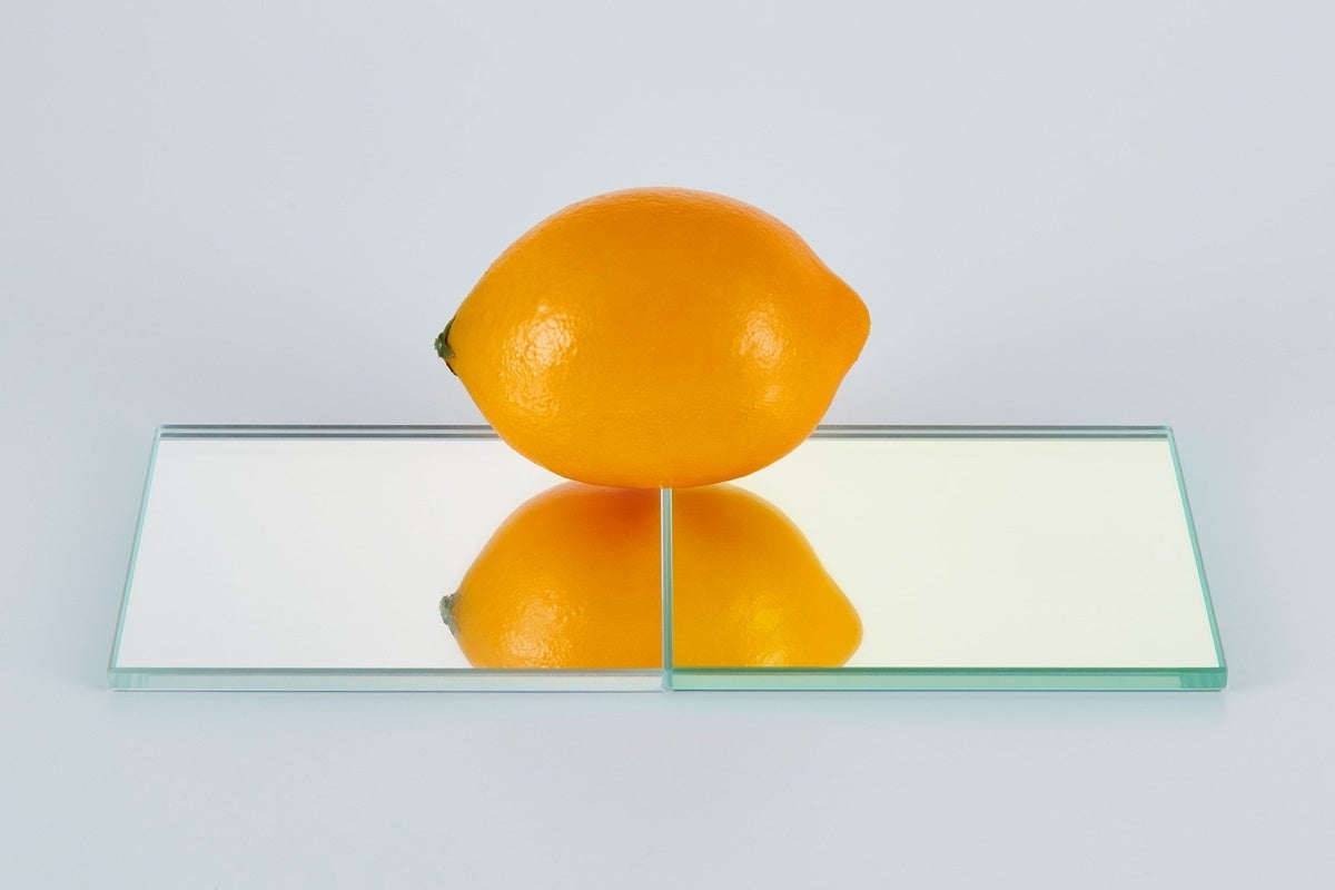 （左）高透過ミラー（右）通常のミラー