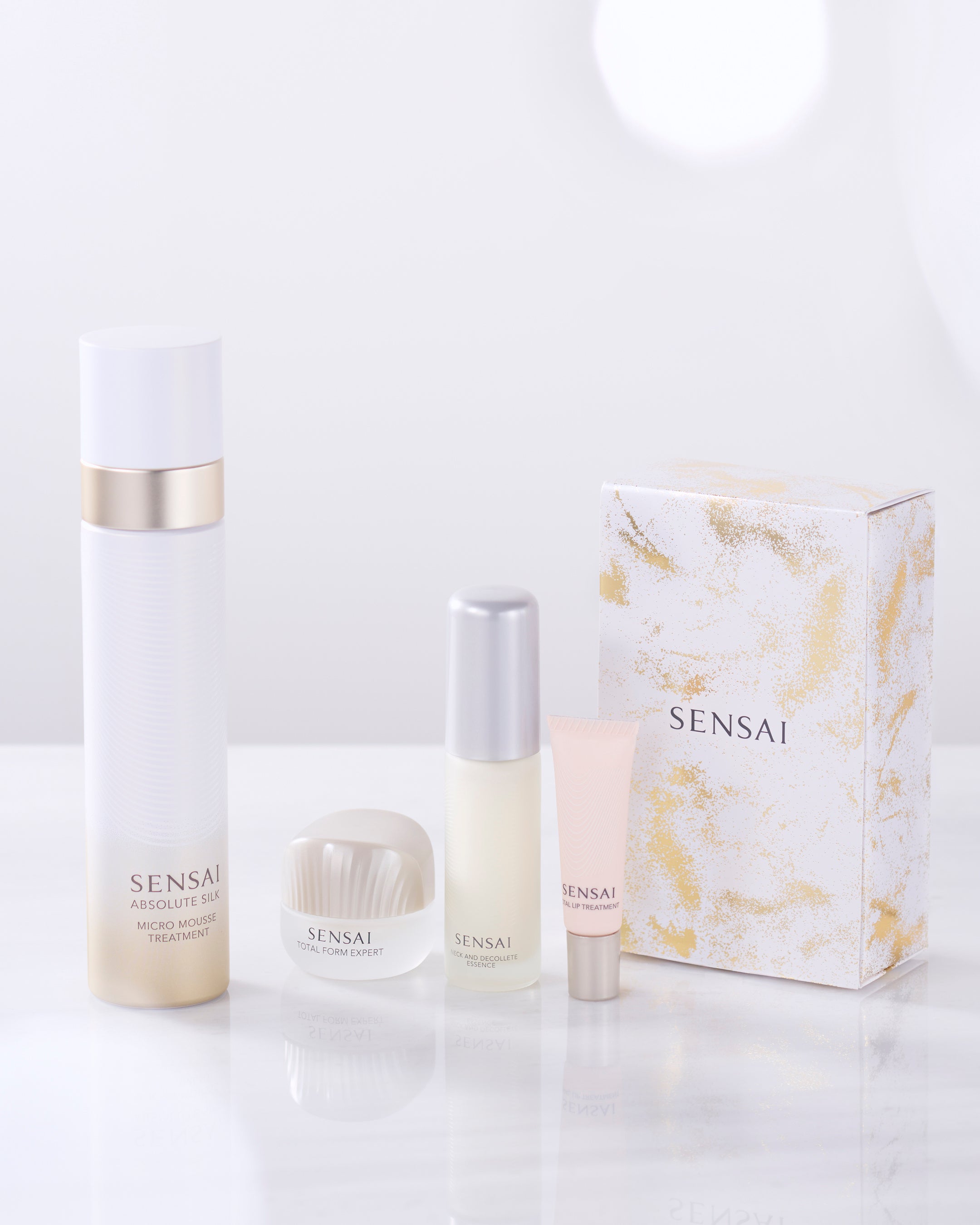 SENSAIから、一年を艶やかに締めくくるスキンケアアイテムを集めた