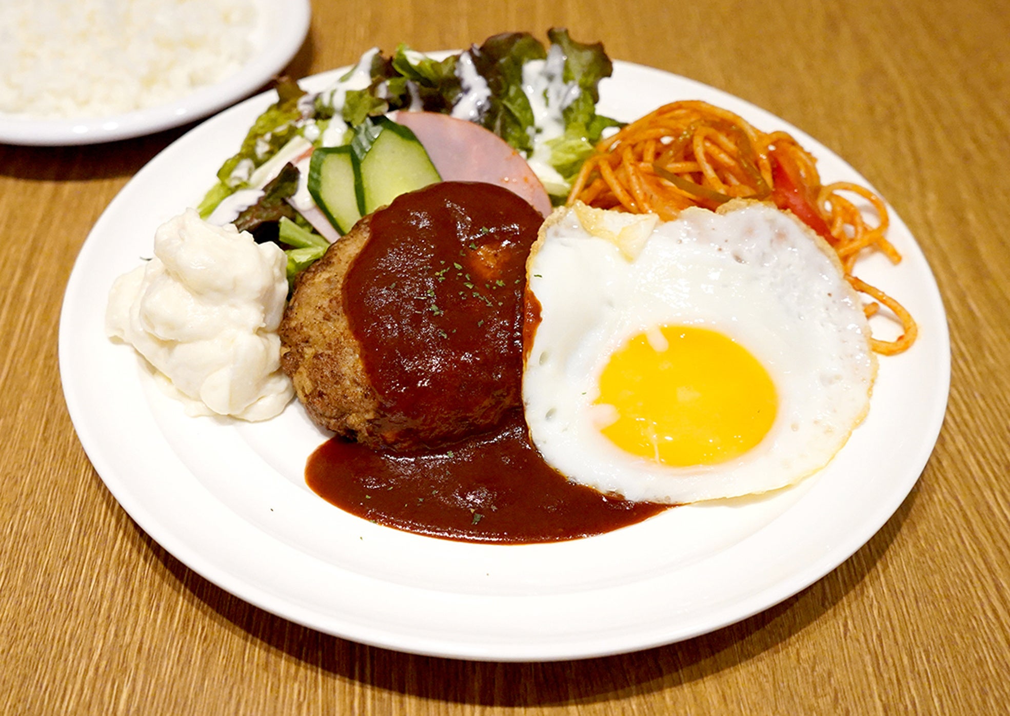 ハンバーグ目玉焼きプレート¥1,100