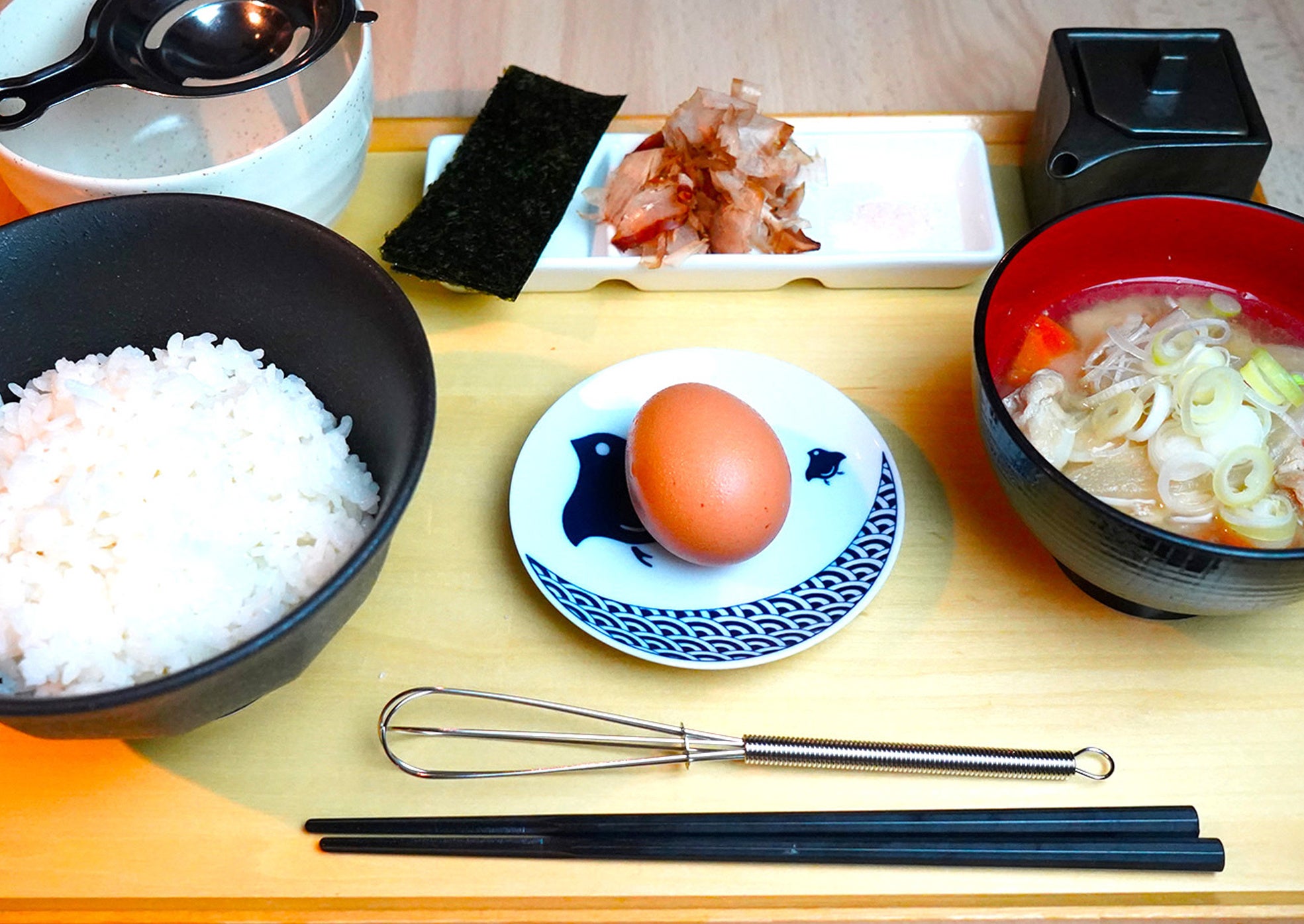 たまごかけご飯 ゆずたま・ご飯・豚汁《岩塩・削り鰹節・海苔》 ¥600