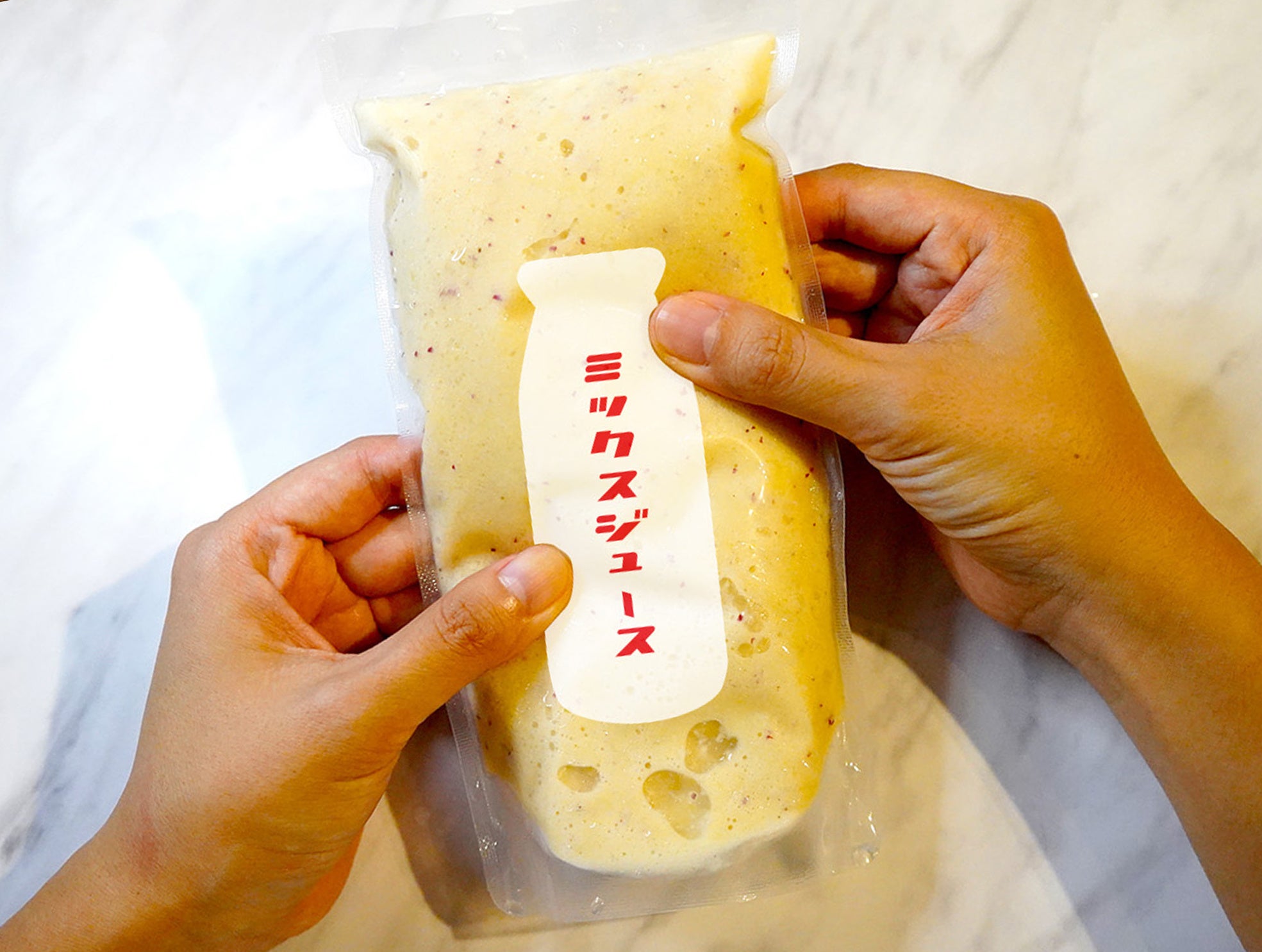 瞬間冷凍したミックスジュースを『モミモミ』して飲む大阪名物です