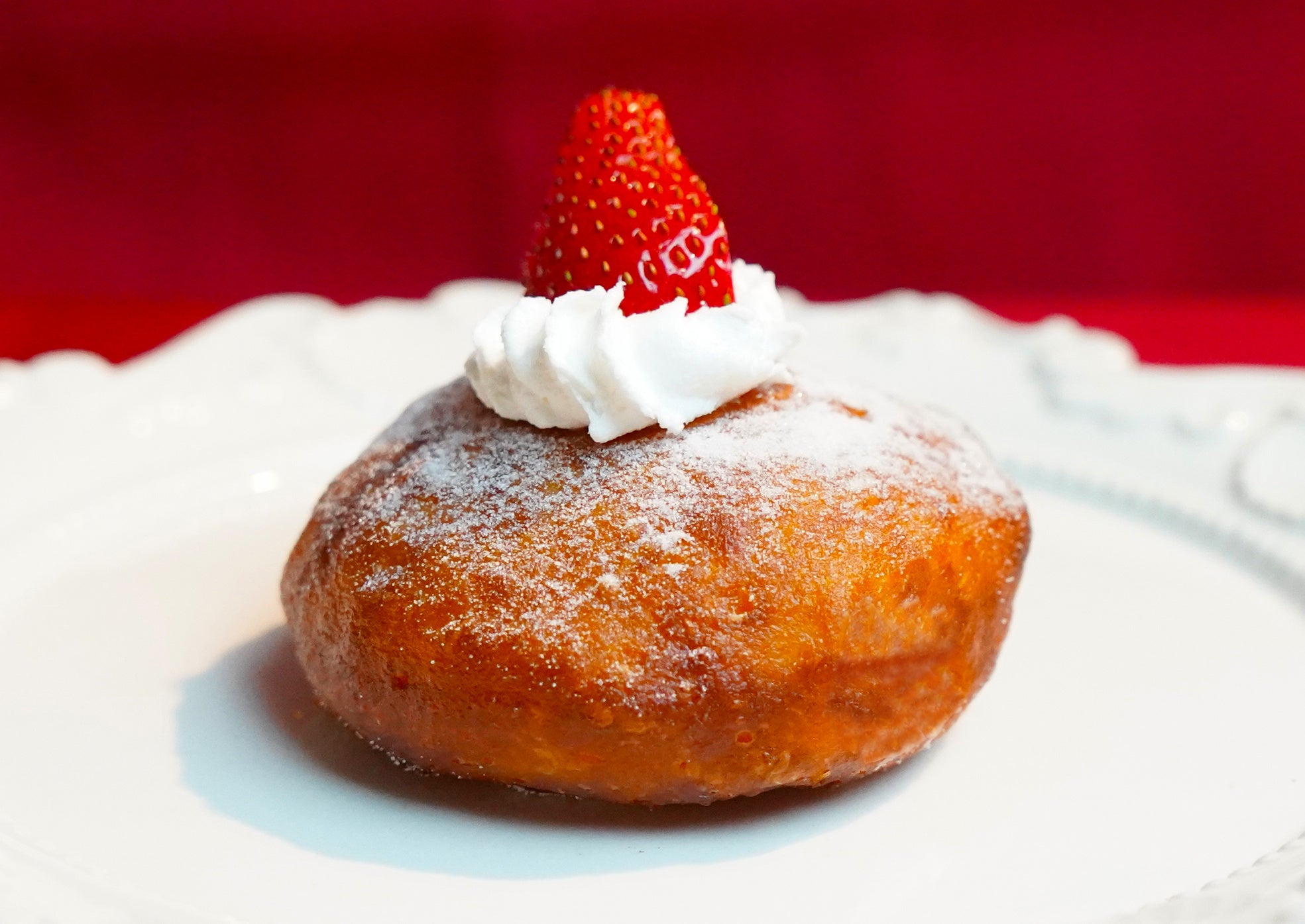 【生ドーナツ】ストロベリーサンタ～いちご生クリーム～¥450