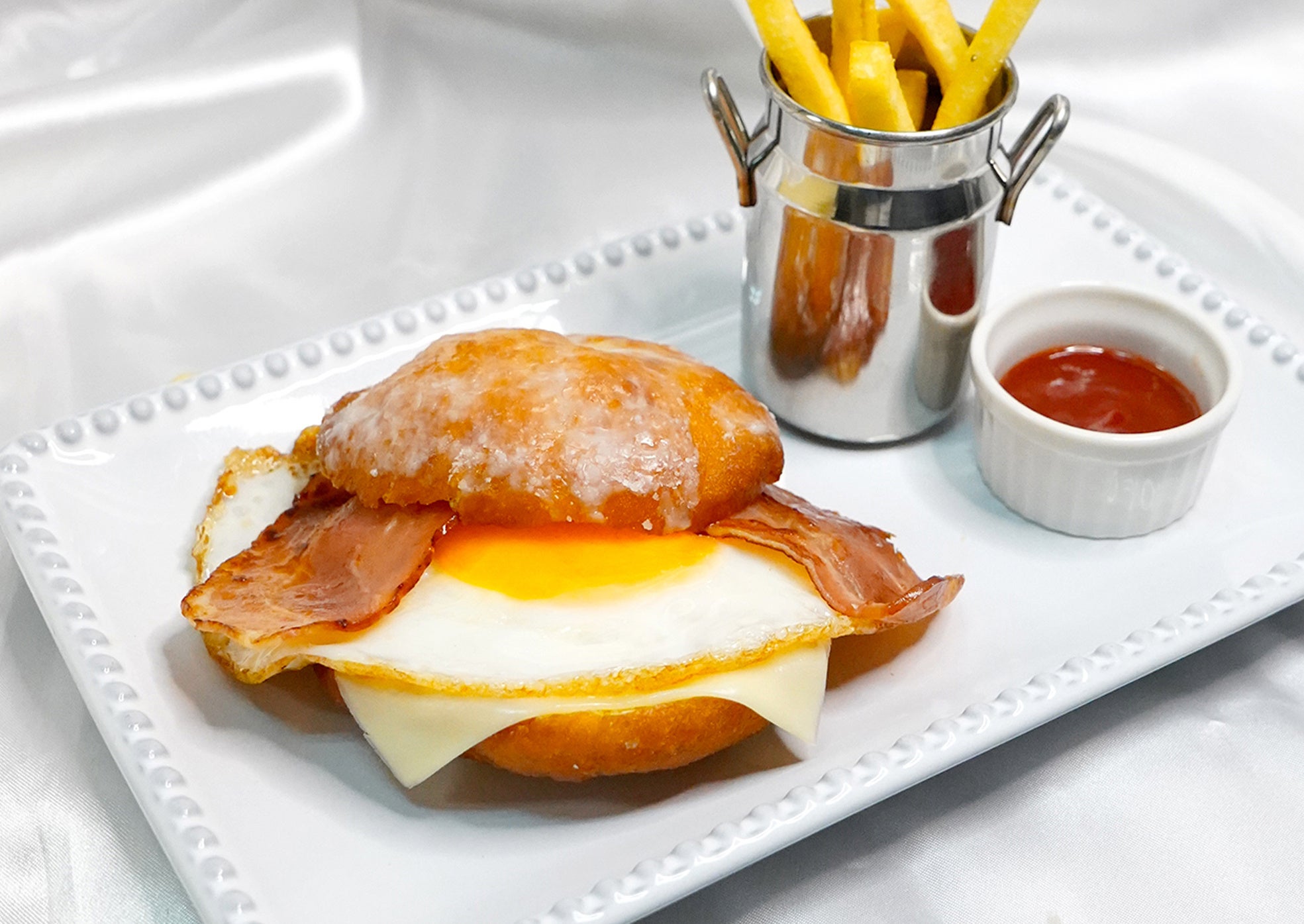 ドーナツメルトメープルベーコンエッグ¥850