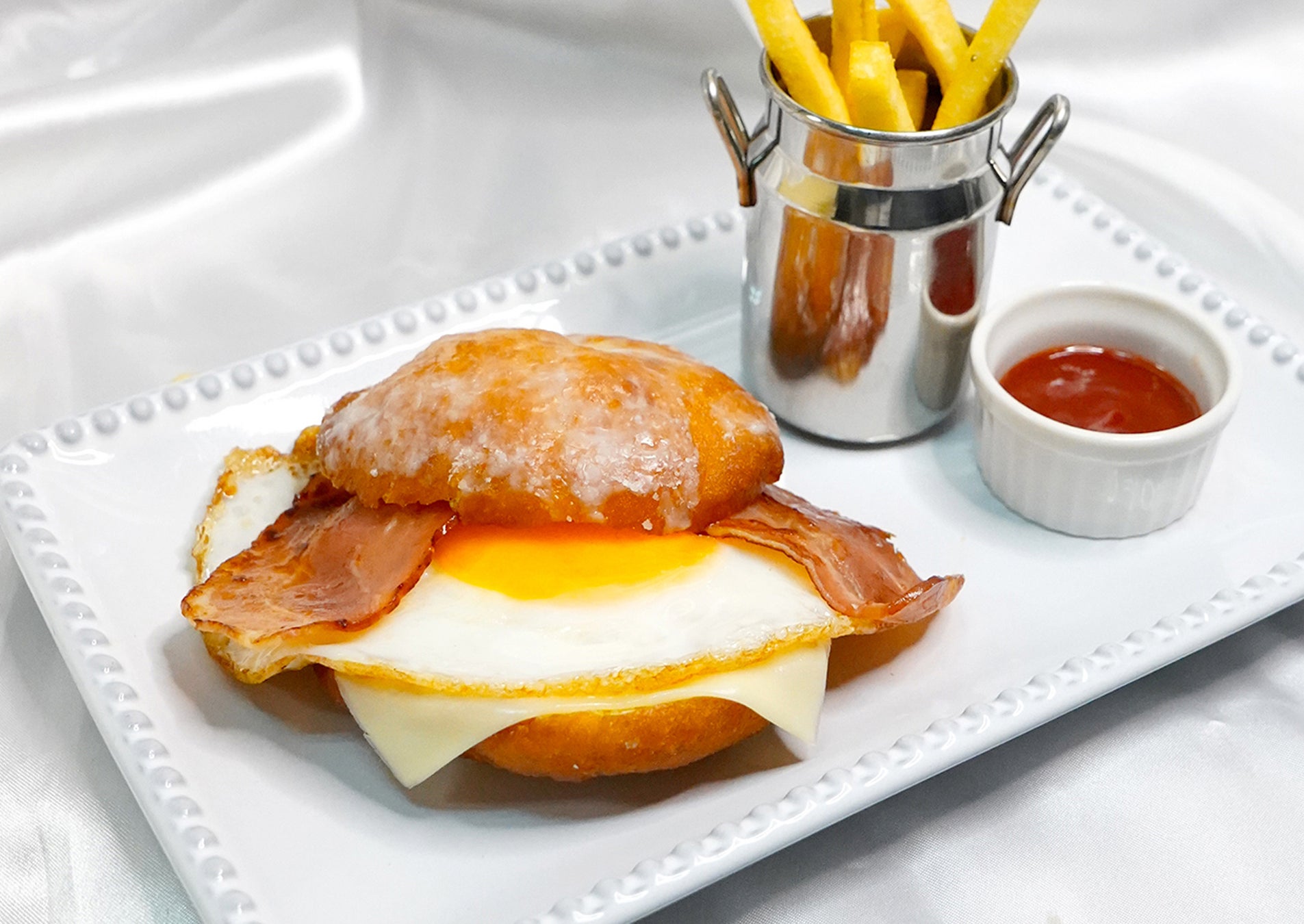 ドーナツメルトメープルベーコンエッグ¥850