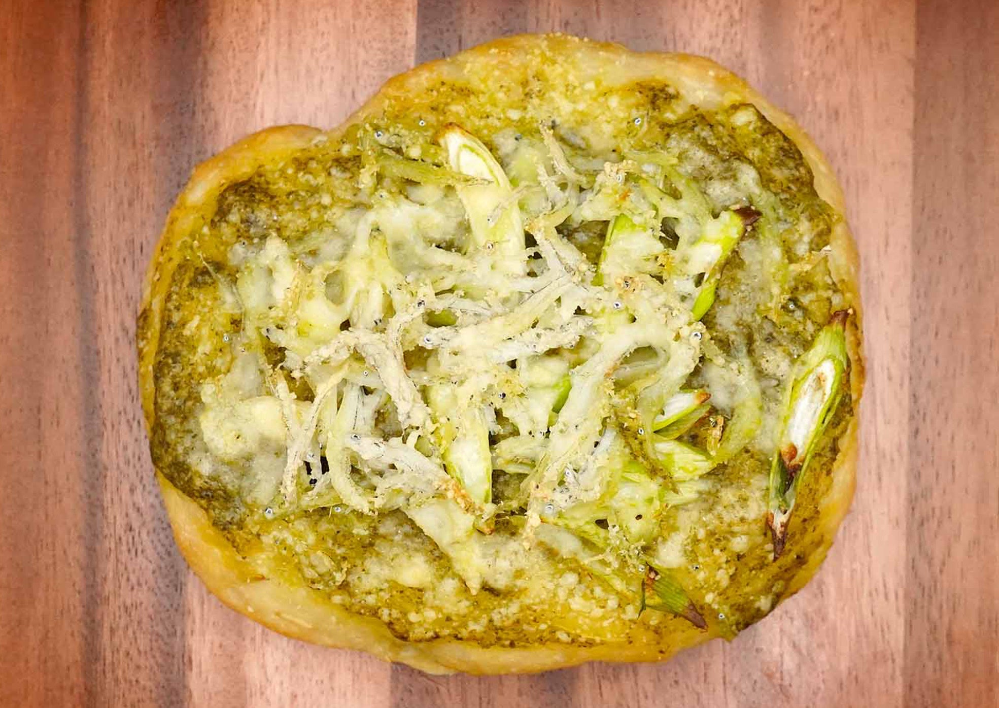 ネギとしらすの紫蘇ジェノベーゼ フォカッチャピザ¥750