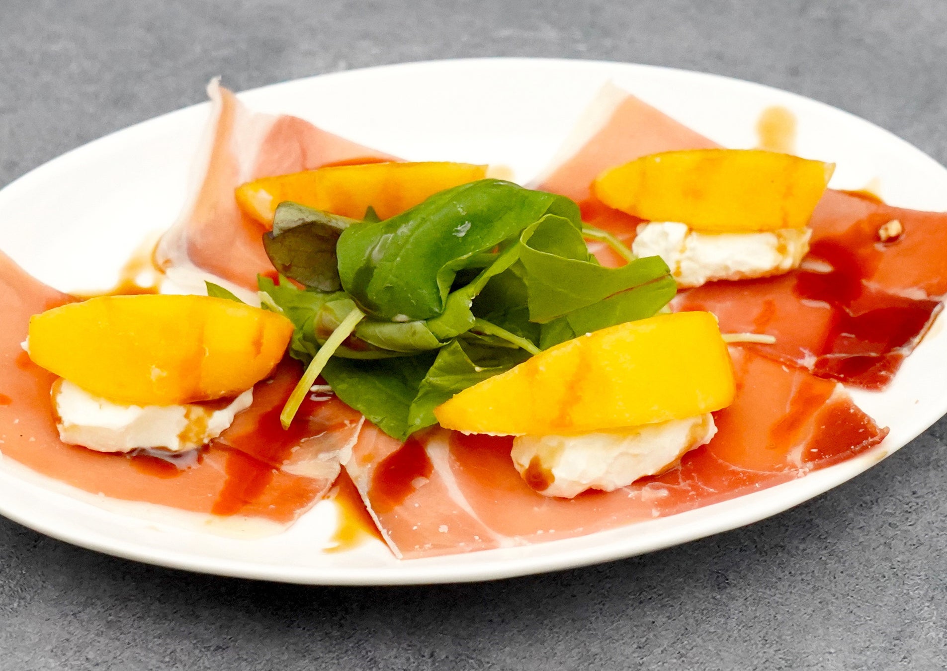 季節のフルーツと生ハム¥850