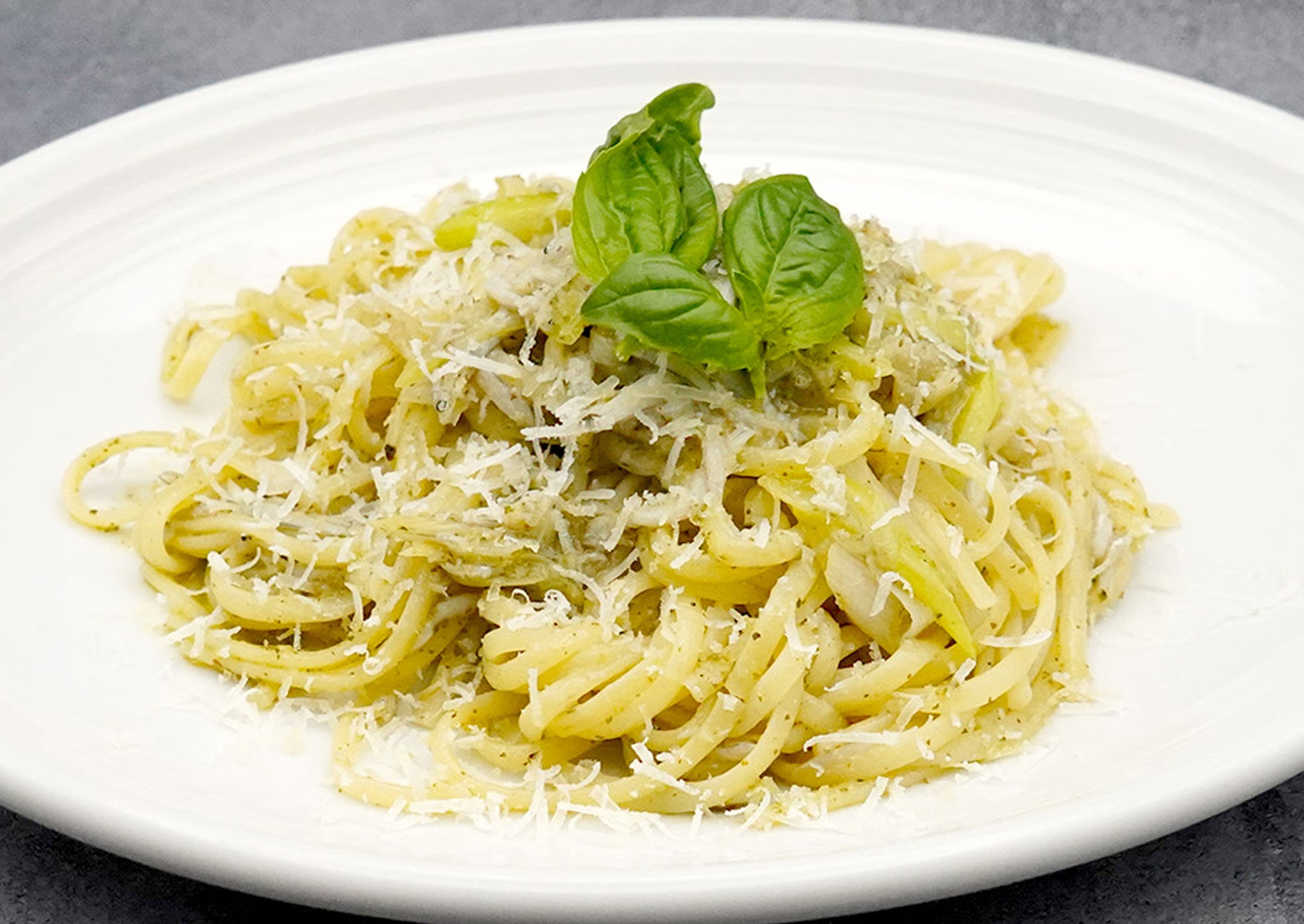 【生パスタ】長ネギとしらすの紫蘇ジェノベーゼ ペコリーノチーズかけ¥1,700