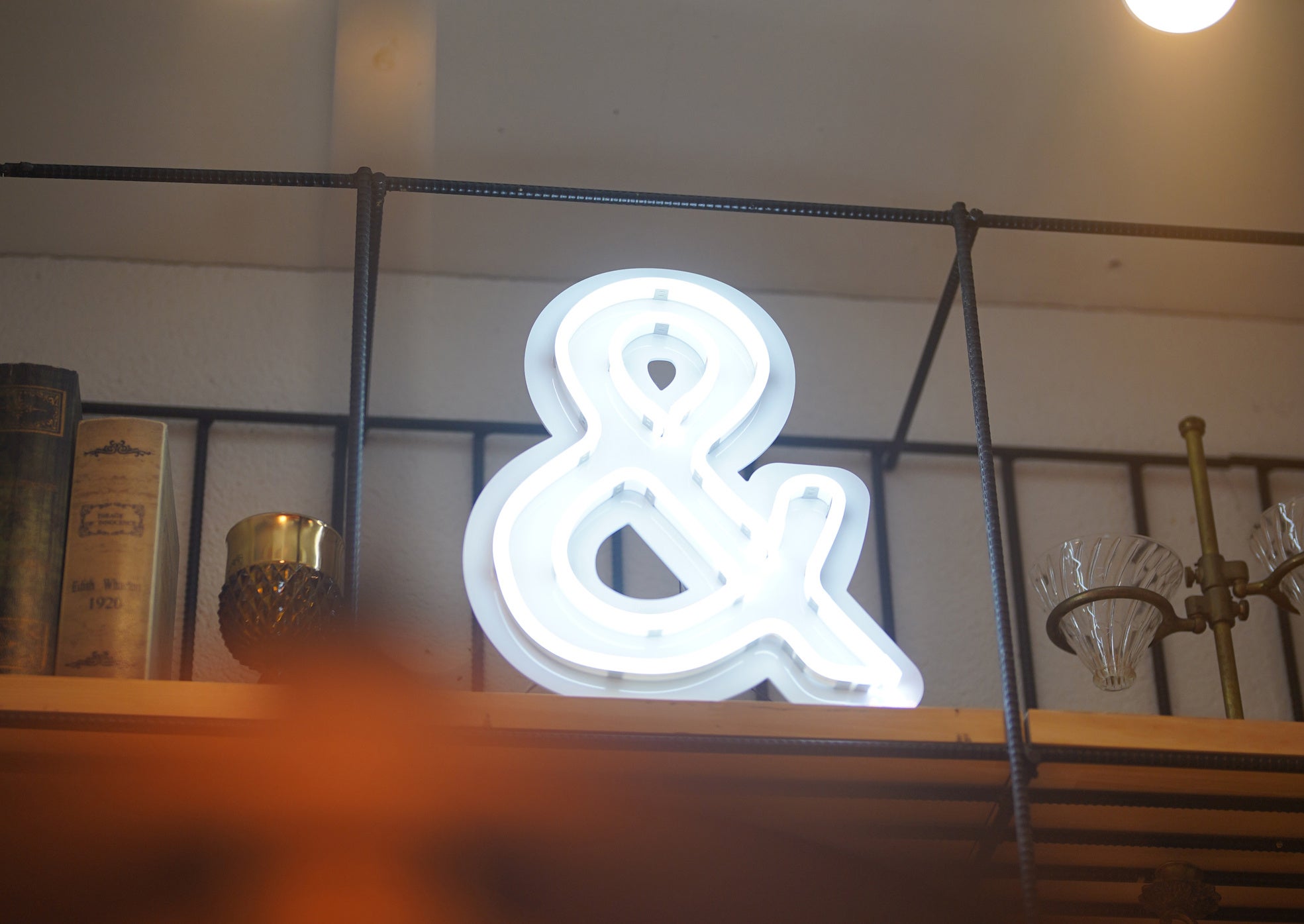店内ネオン管