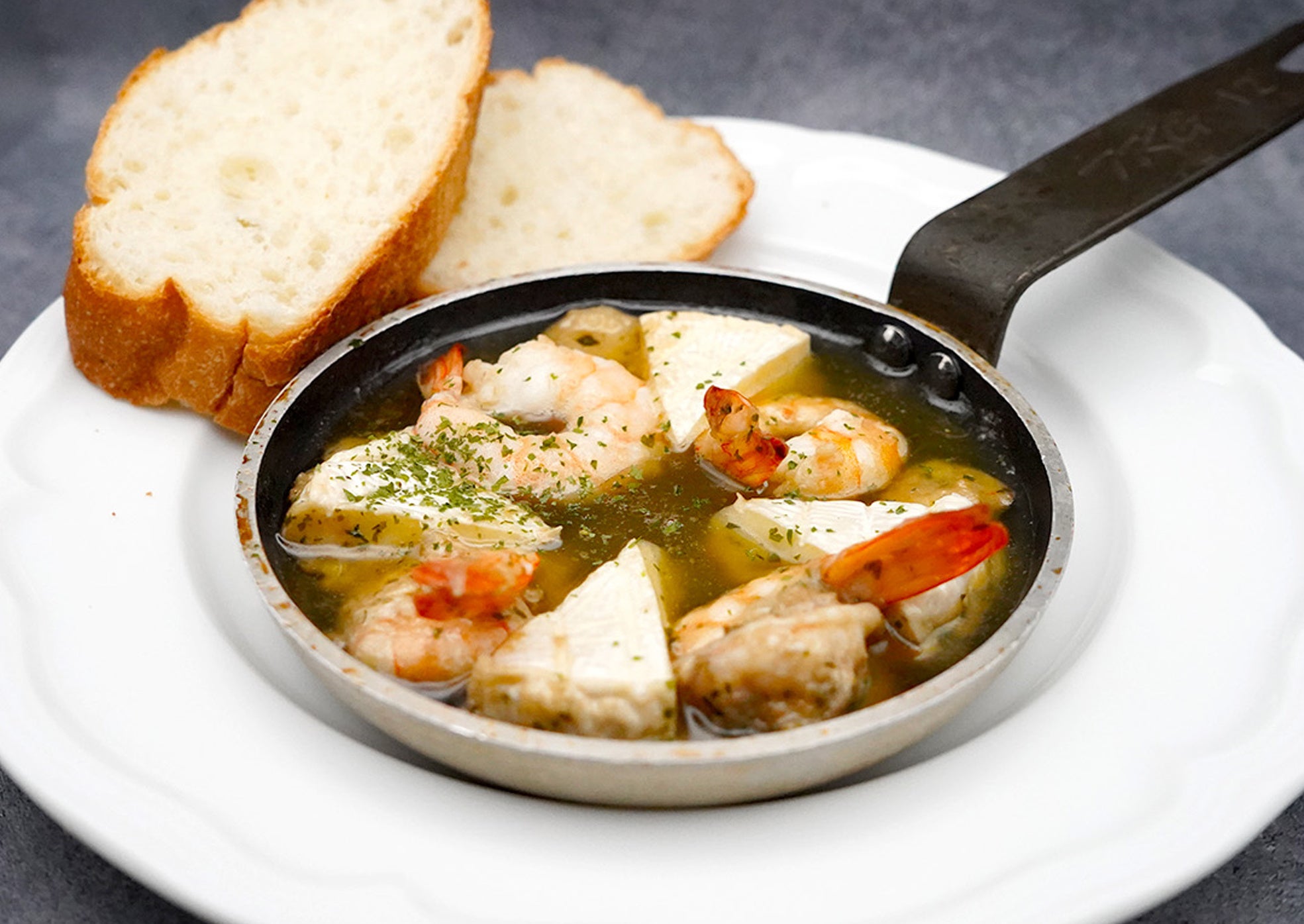 えびとカマンベールアヒージョ¥750