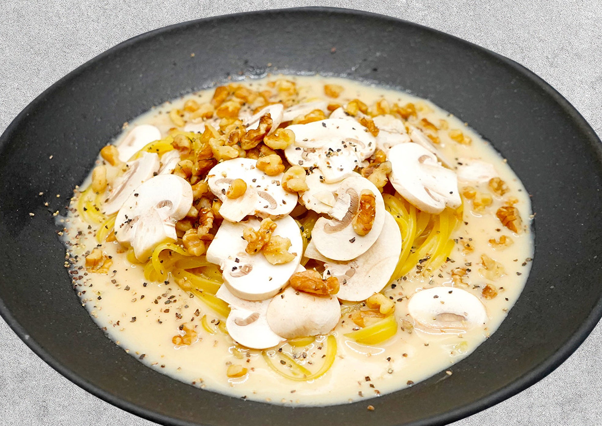 マッシュルームとくるみの 白味噌クリームソース¥1,450