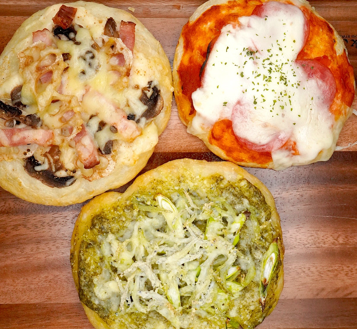 自家製フォカッチャピザ マルゲリータ¥750〜