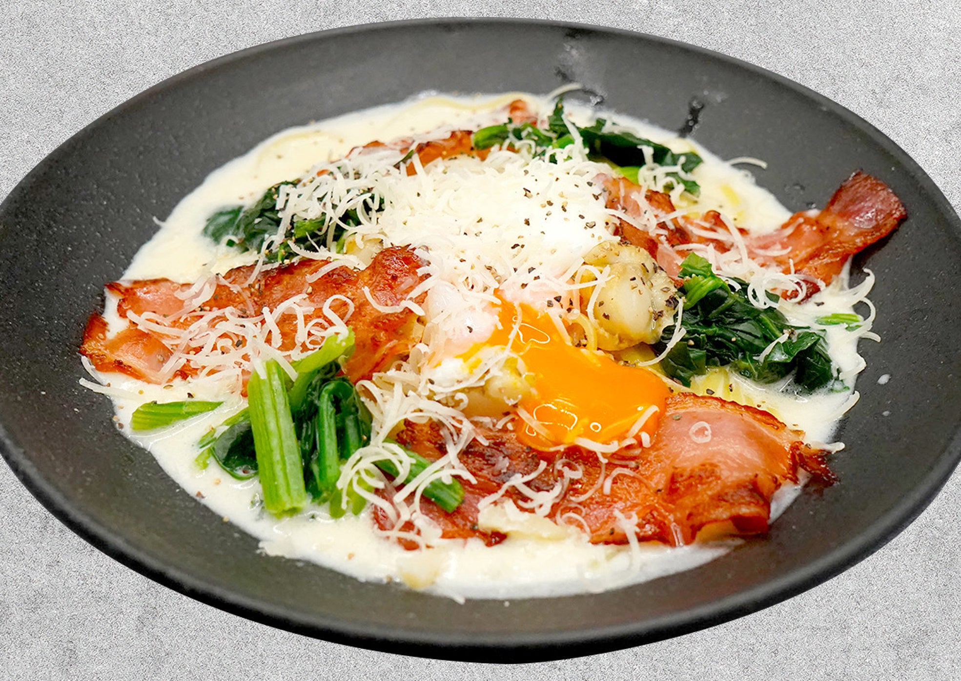 ホタテとカリカリベーコンほうれん草のカルボナーラ 半熟玉子添え¥1,450