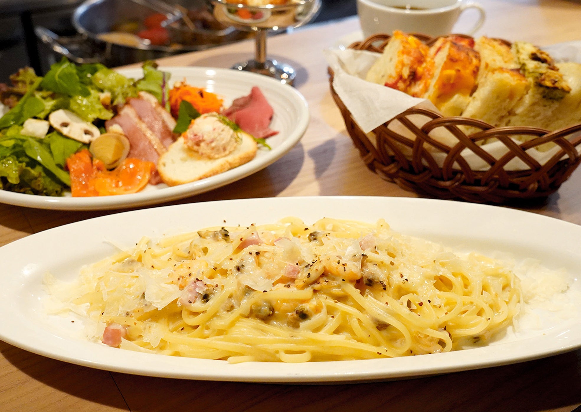 自家製焼き立てフォカッチャ食べ放題ランチ