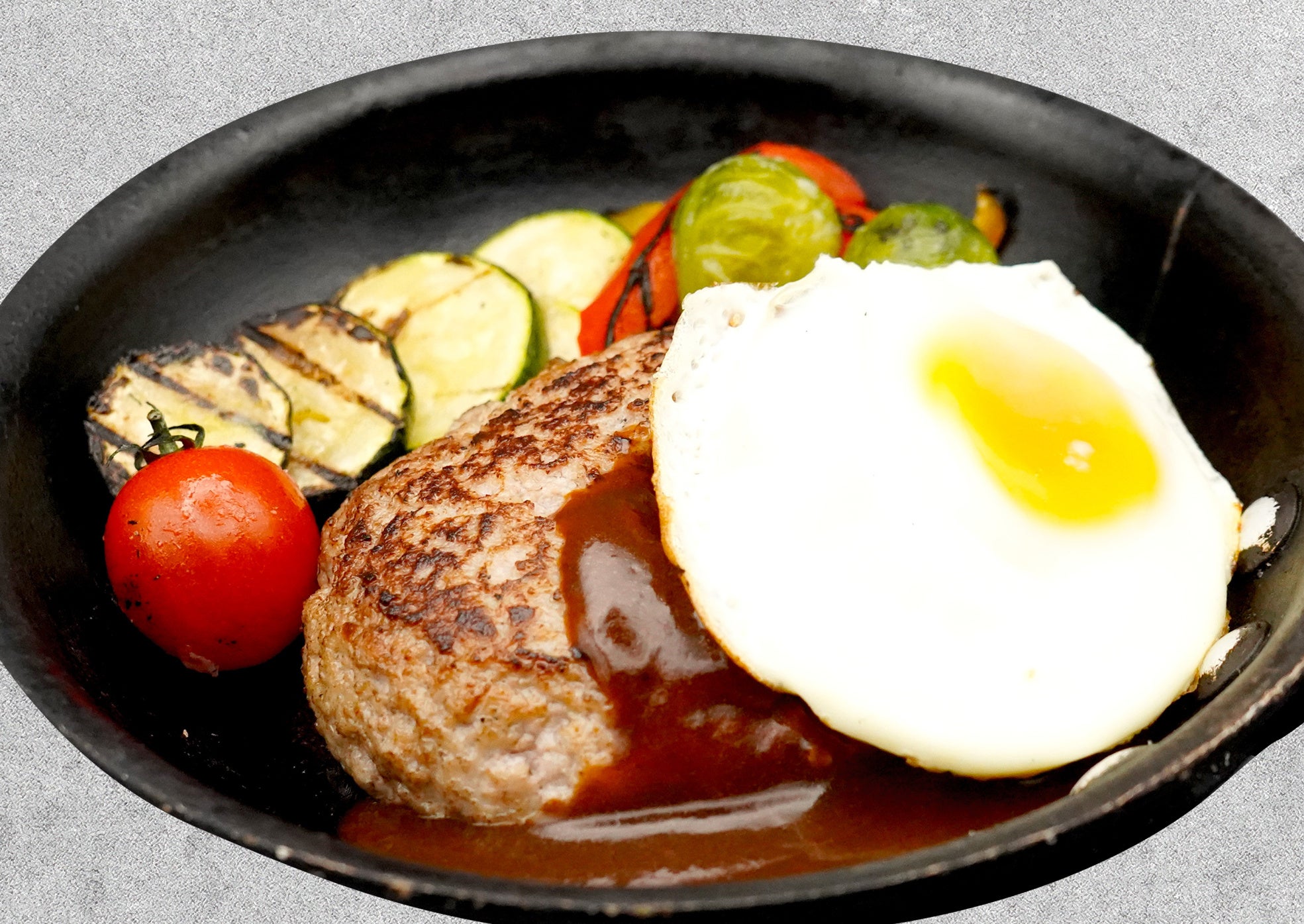 焼き野菜と目玉焼きの デミハンバーグ¥1,500
