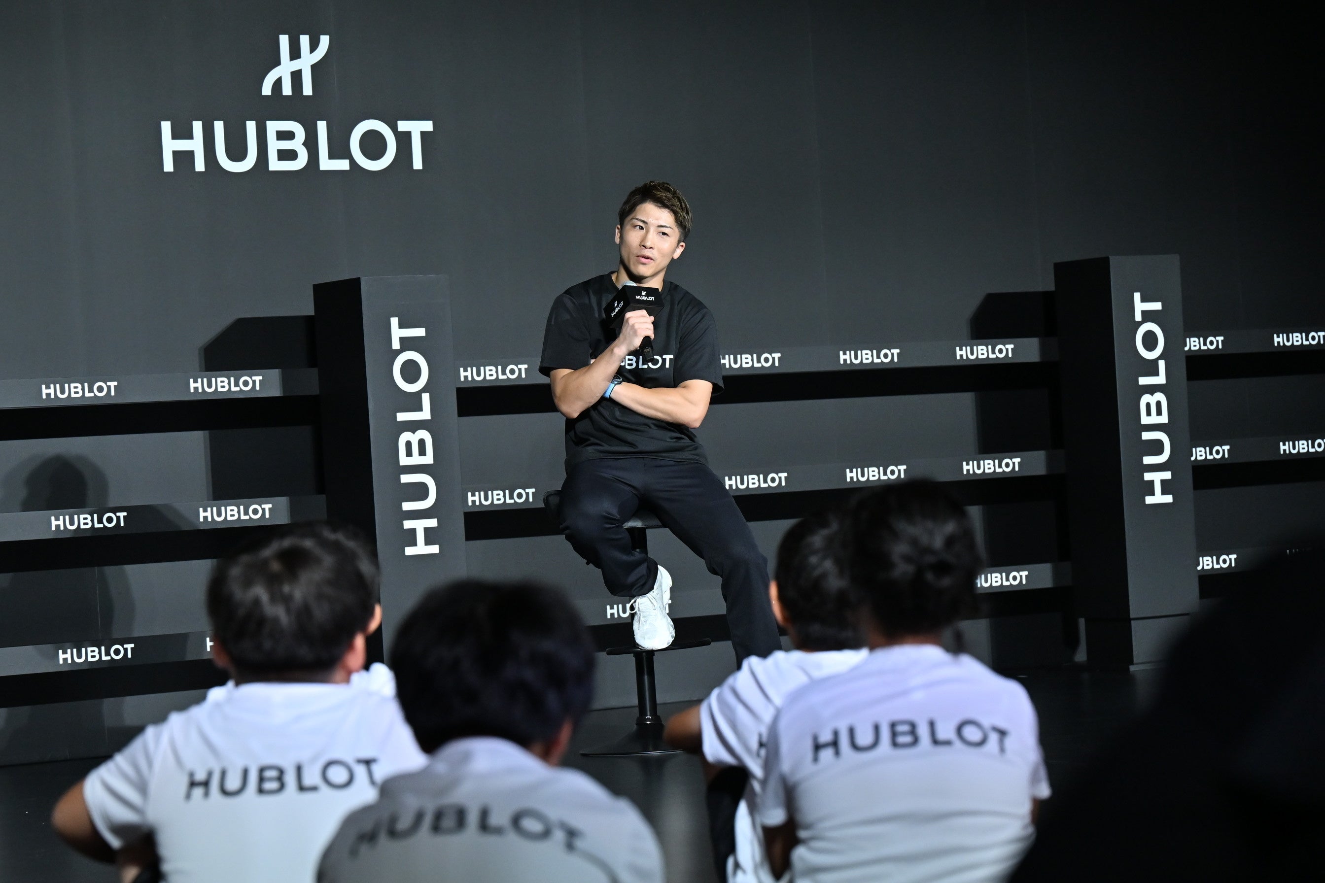 子供たちの質問に回答する井上選手