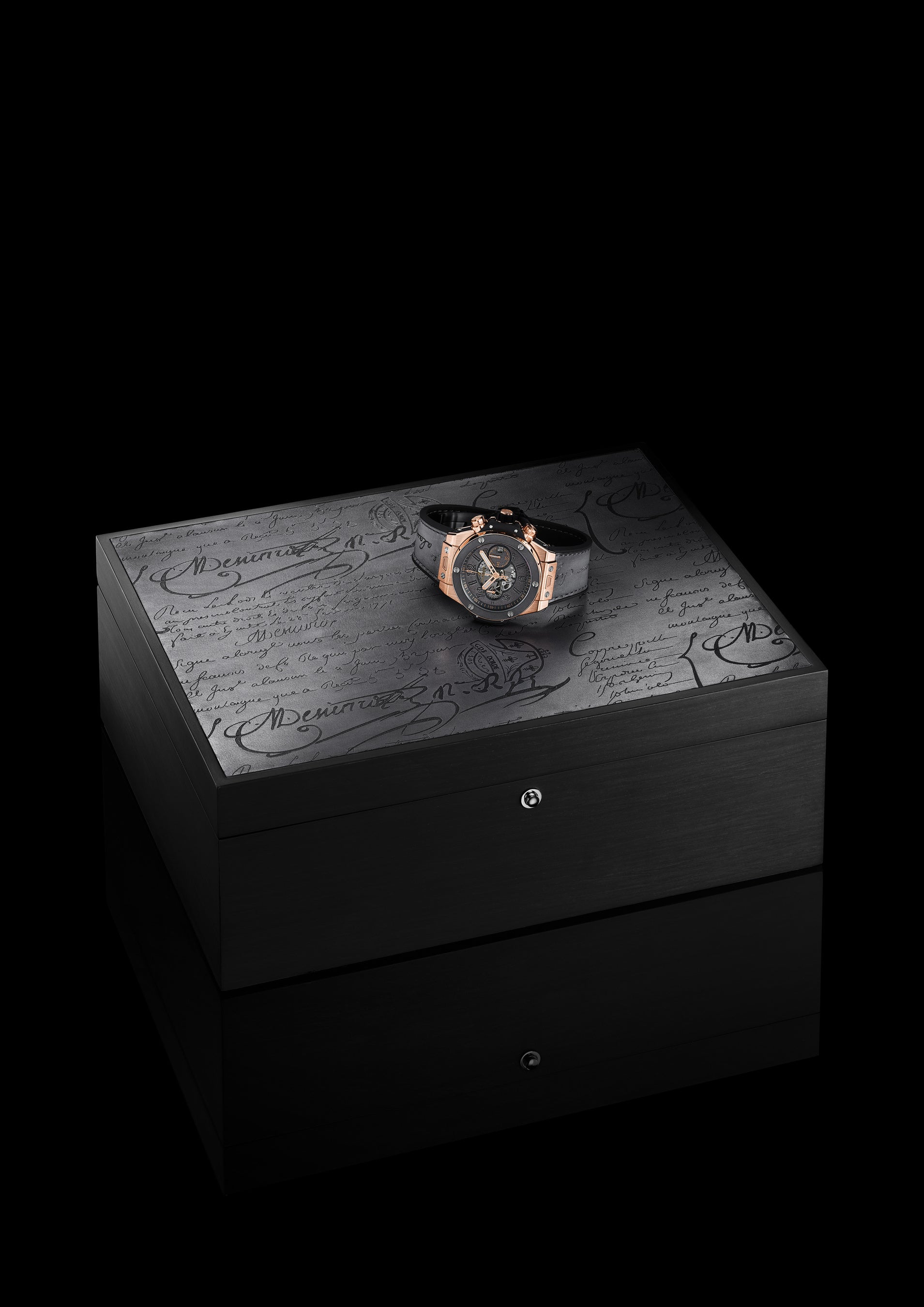 スクリットモチーフがあしらわれた特別なケース