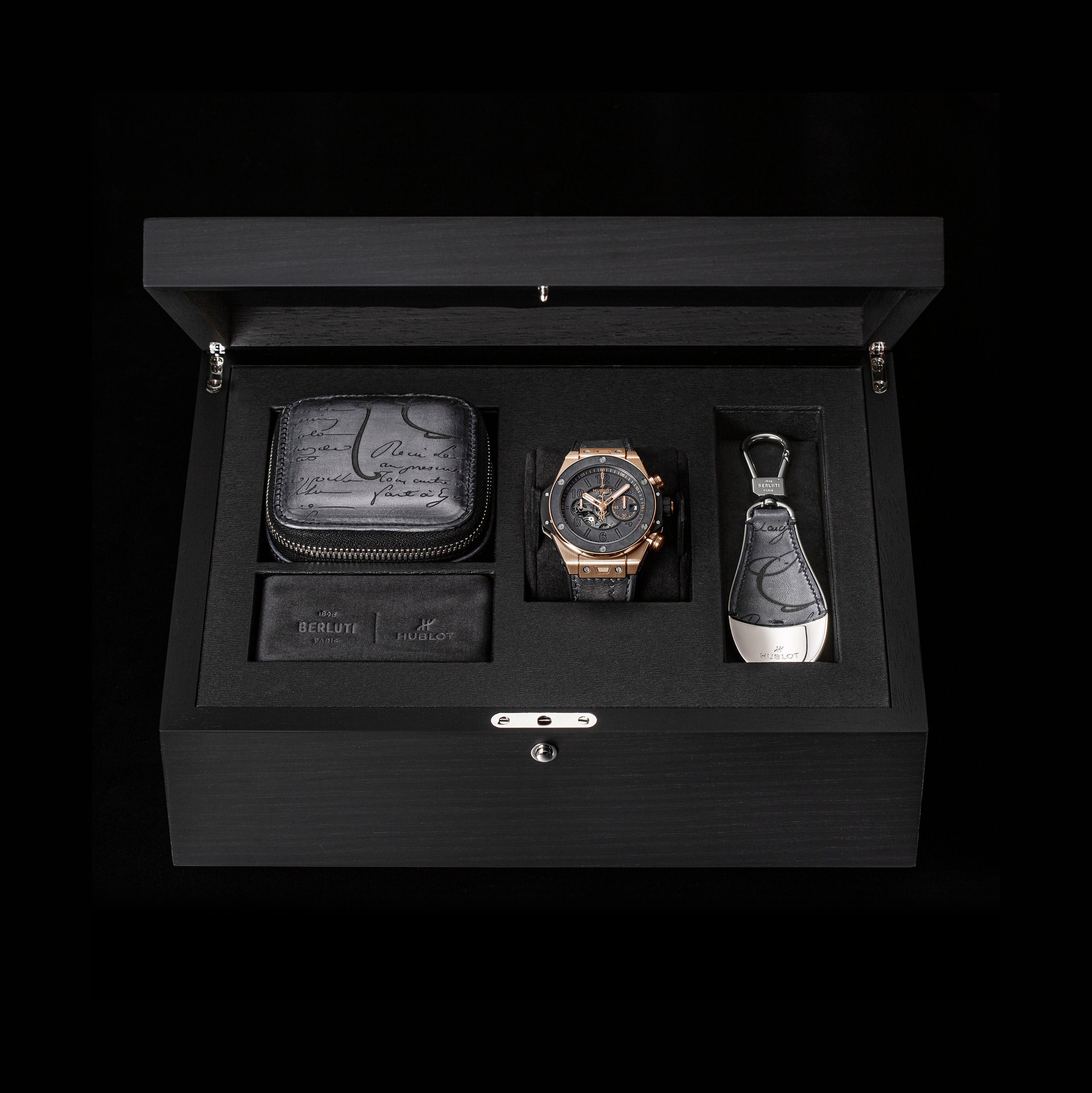 ベルルッティのロゴがあしらわれたトラベルポーチとシューホーンキーリング