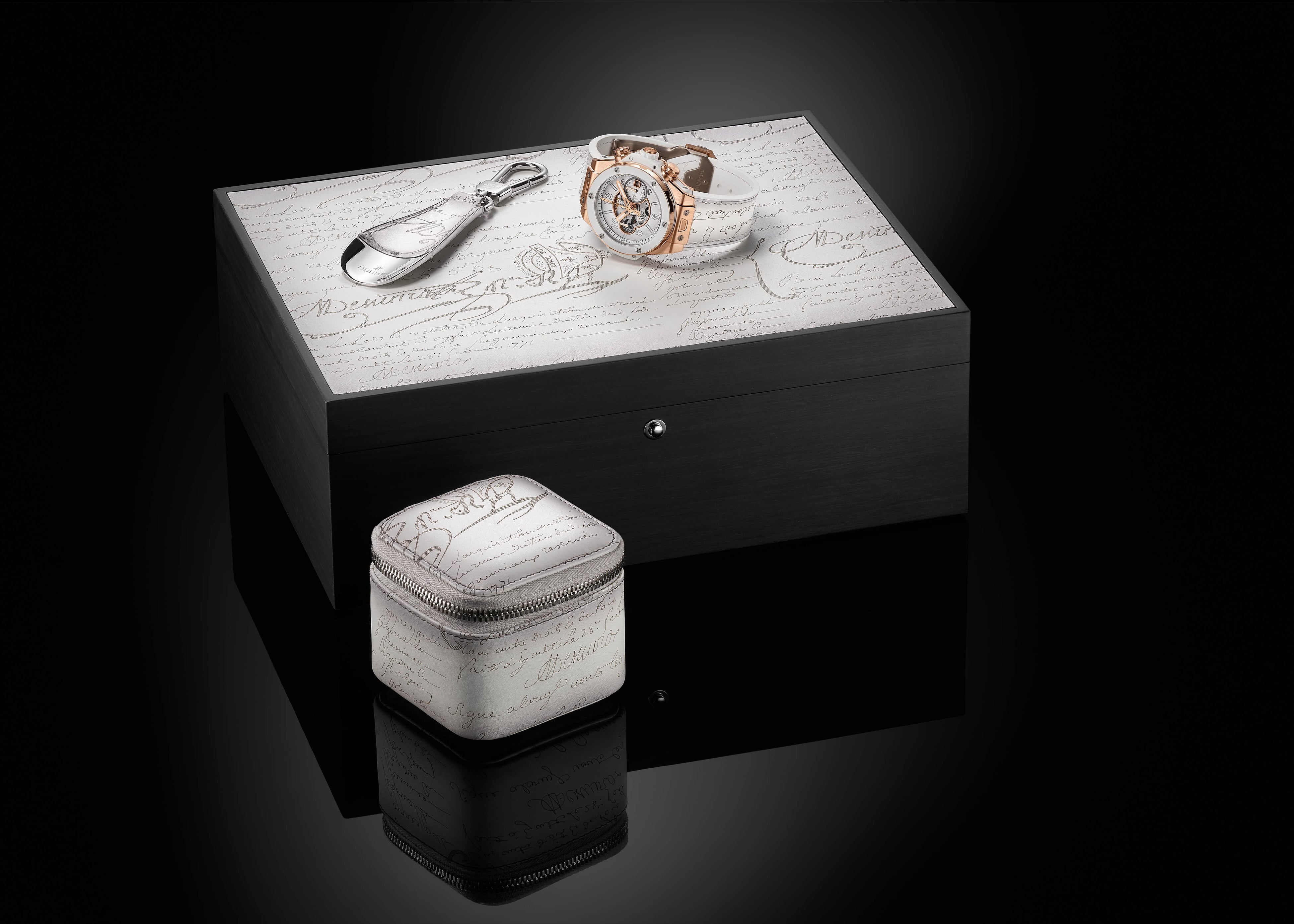 特別なケースに収められたビッグ・バン ウニコ ベルルッティ ホワイト グレー