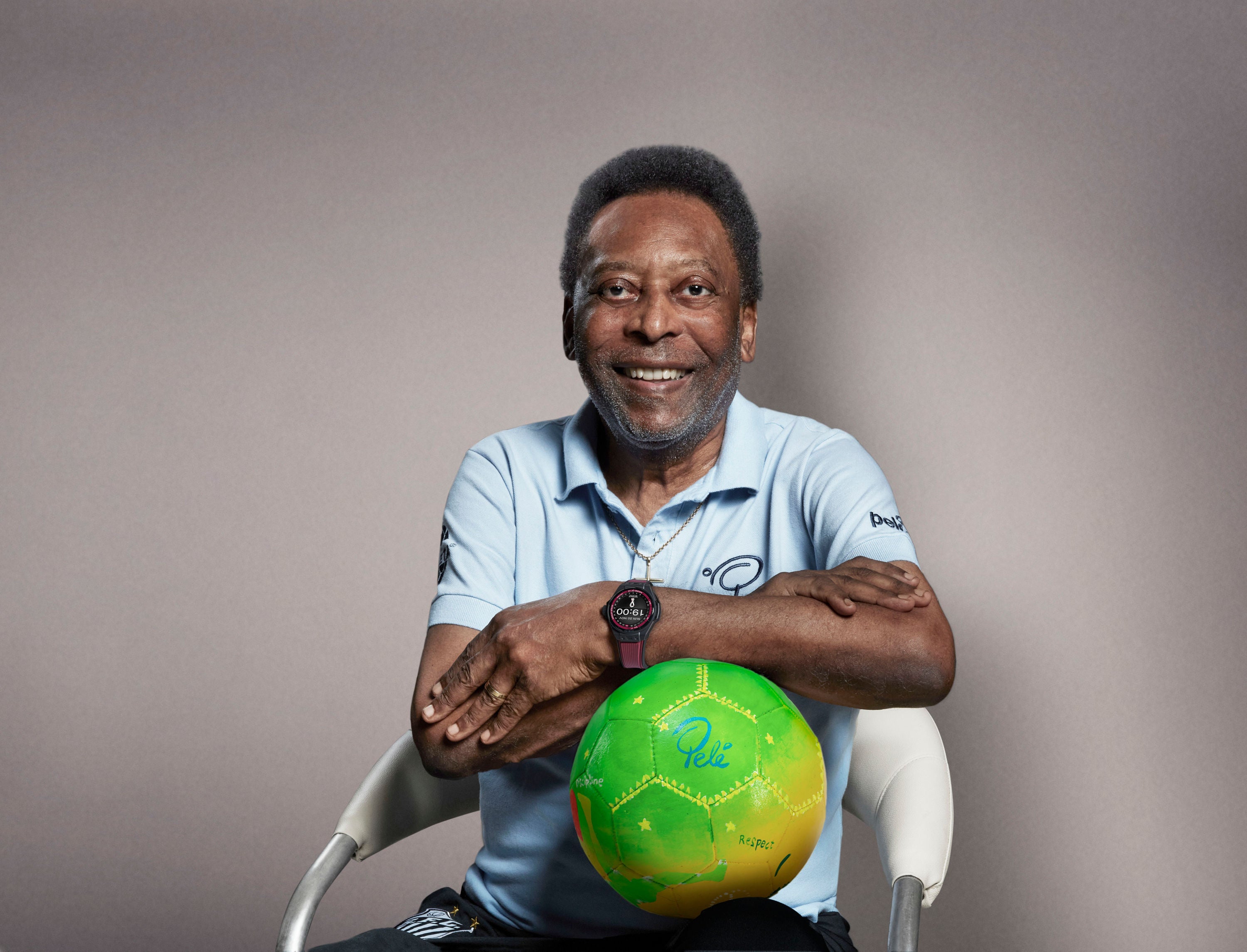 Pelé wearing the Big Bang e FIFA World Cup Qatar with his dream football