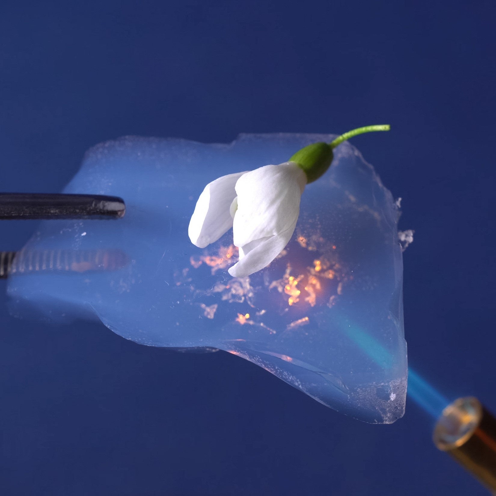 エアロゲル    ※エアロゲル素材の下からバーナーの火を当てても熱を通しにくい。