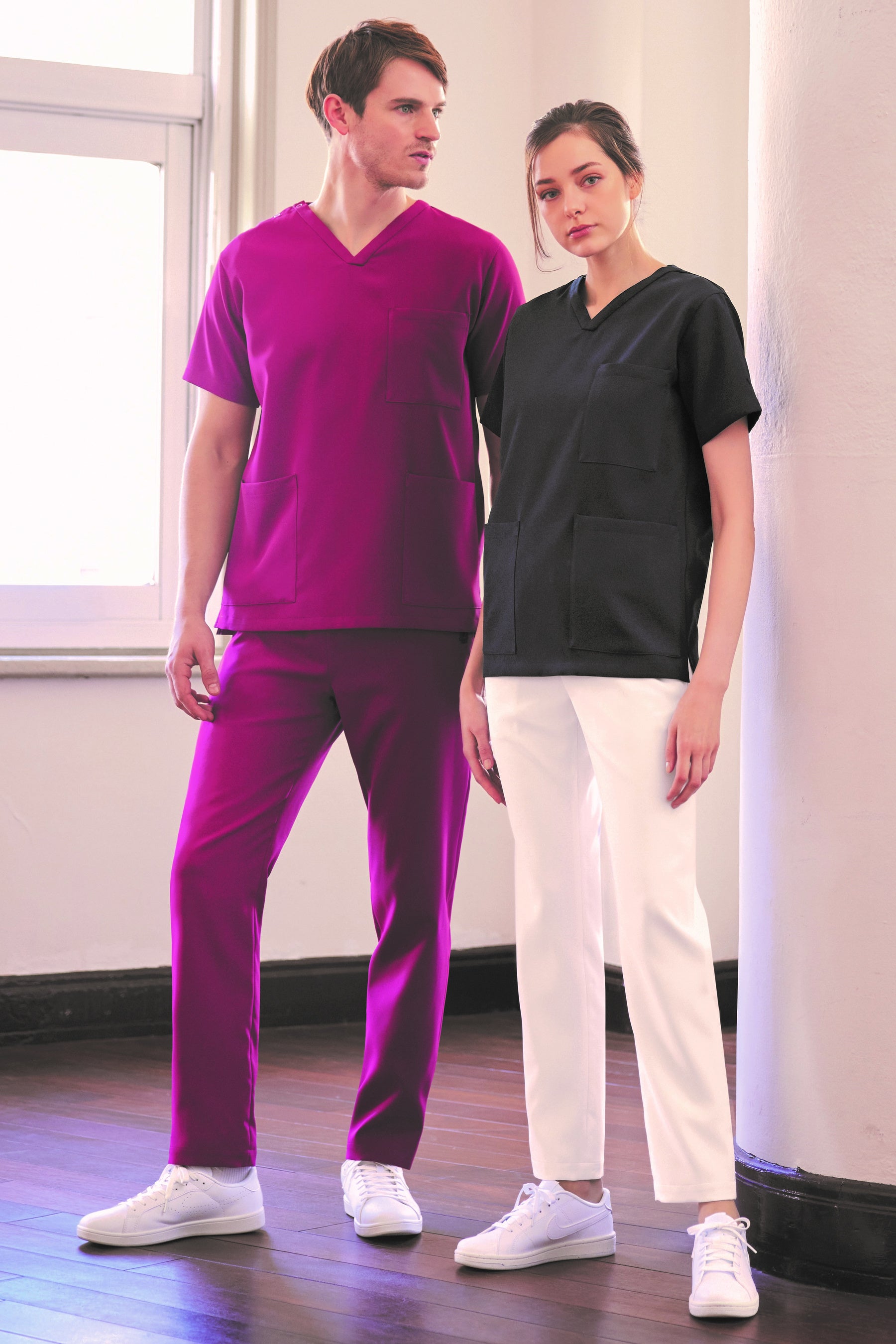 〈アクアスキュータム〉Vネックストレッチスクラブ／イージーテーパードストレッチパンツ