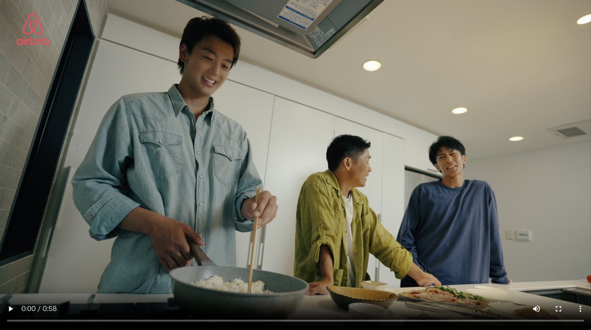 旅先のキッチンでみんなでごはん。Airbnbがレシピ集「エアビ飯」を公開、宿泊クーポンが当たるXキャンペーンも