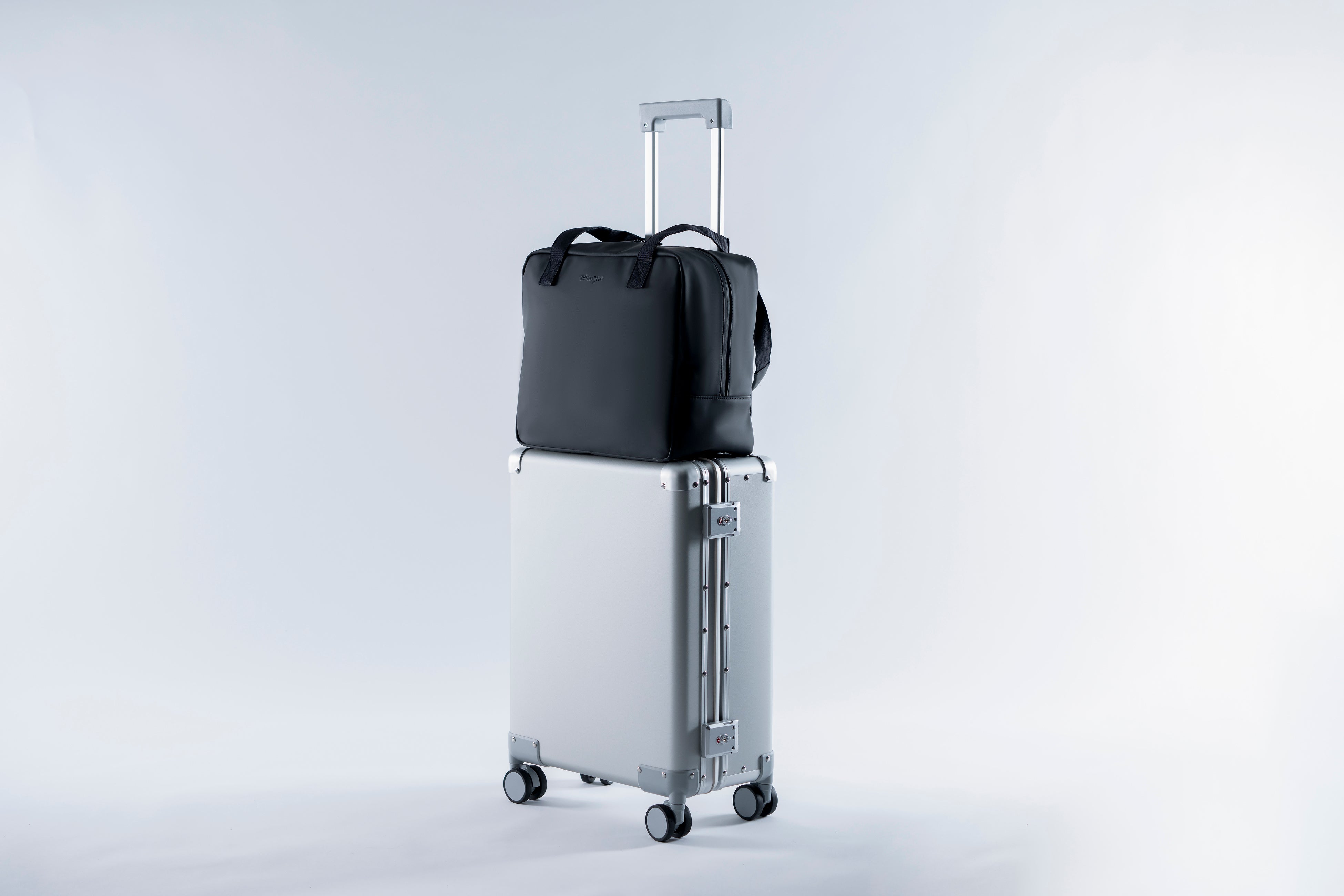 世界初】マグネシウム製スーツケース「Magne Suitcase」登場。強