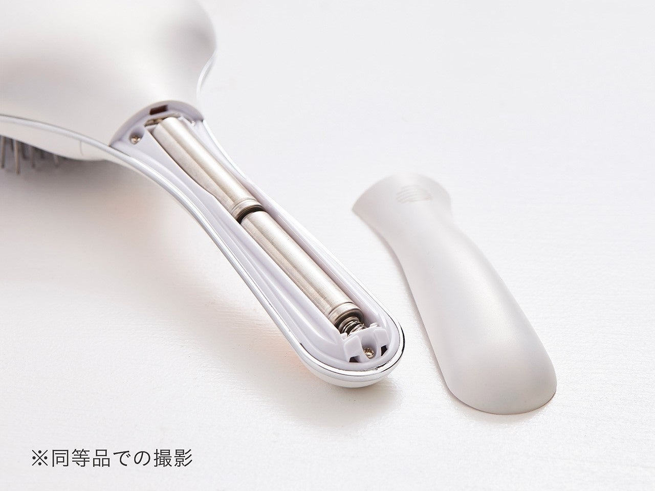 乾電池タイプ　※単4形アルカリ乾電池2本（別売）