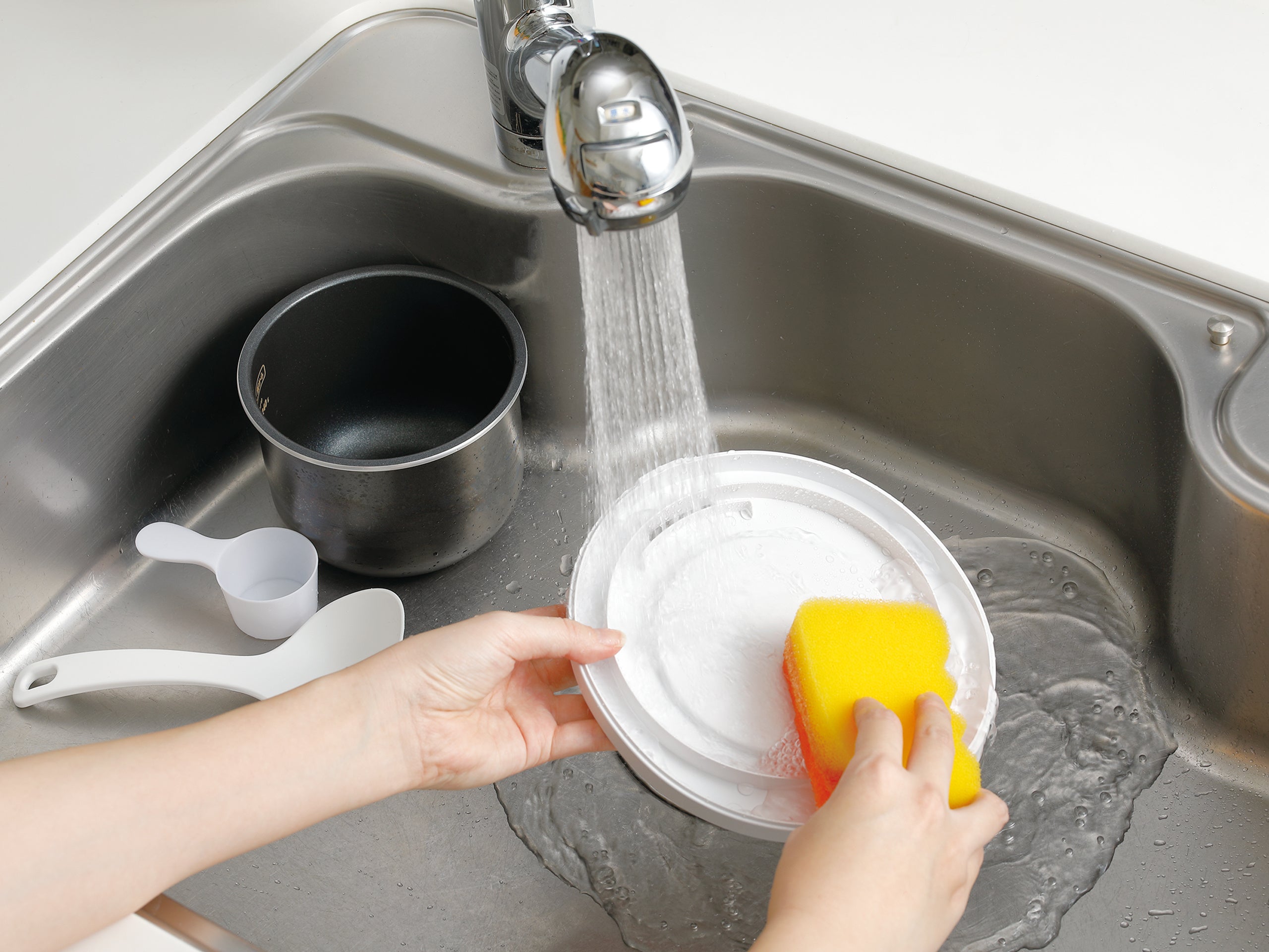 ふた・内なべ・計量スプーンは水洗い可能