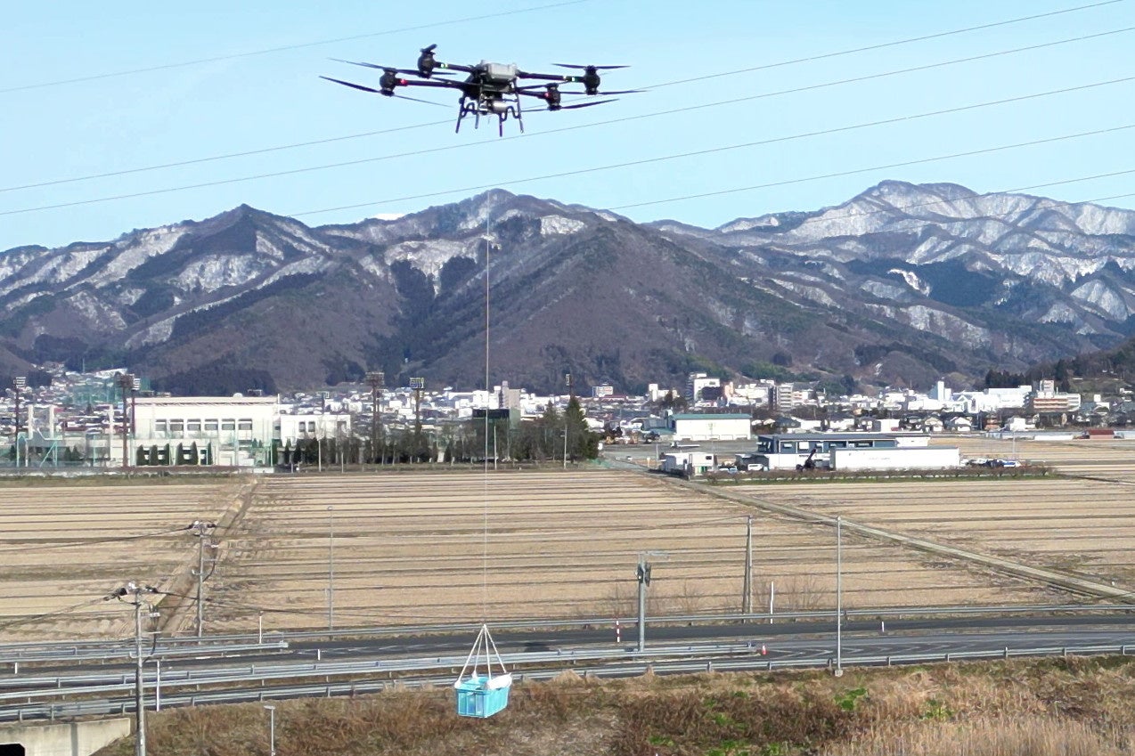約20kgの荷物を吊り下げて飛行する FlyCart 30