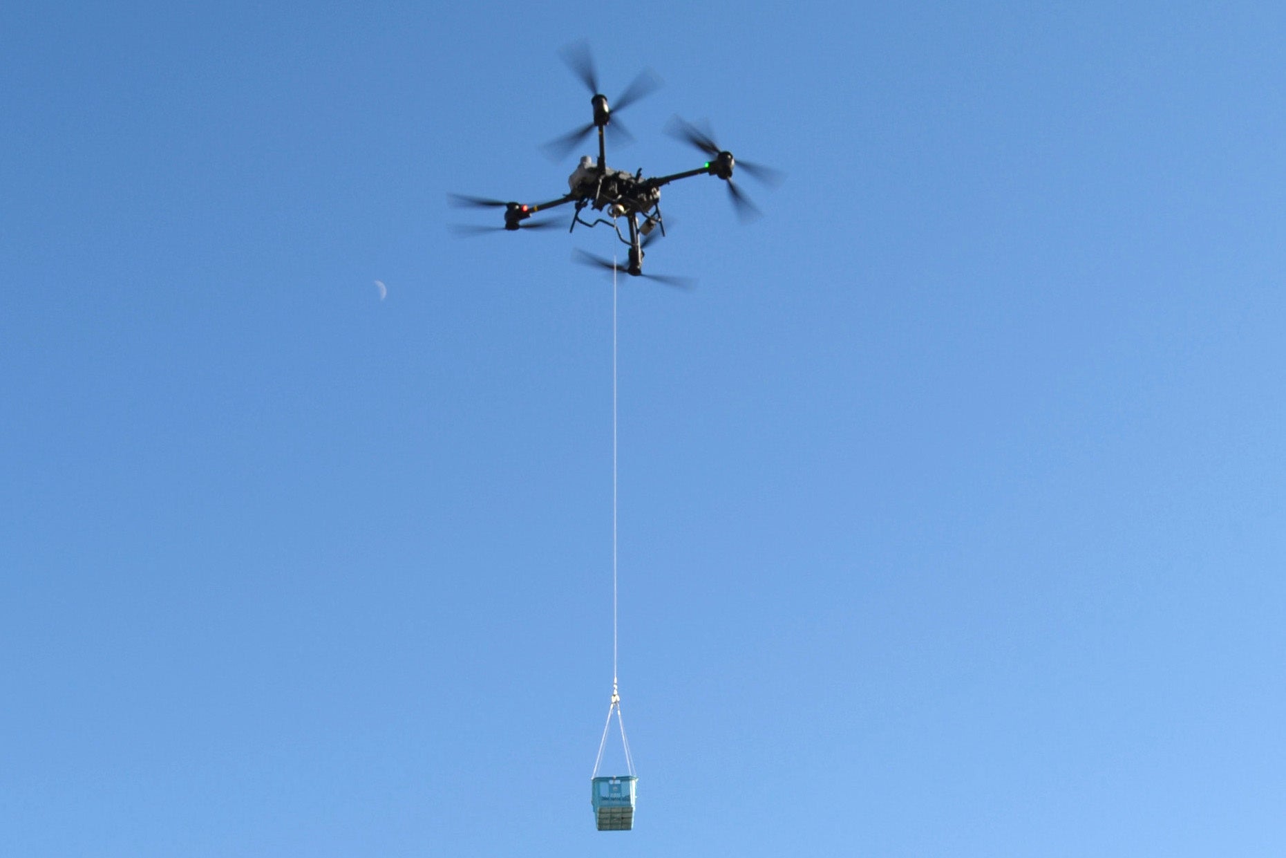 約20kgの荷物を吊り下げて飛行する FlyCart 30