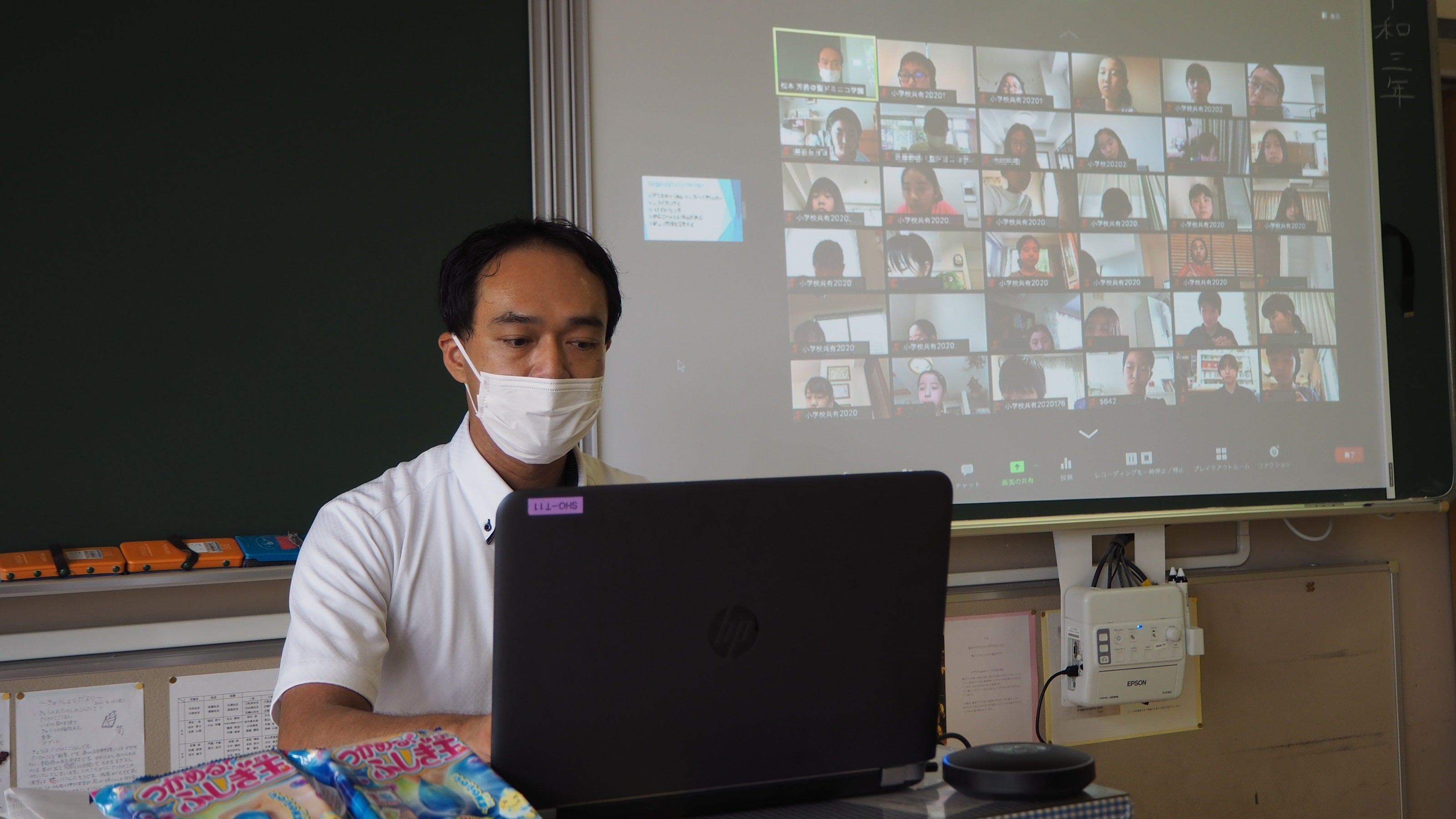 聖ドミニコ学園小学校での特別オンライン授業の様子