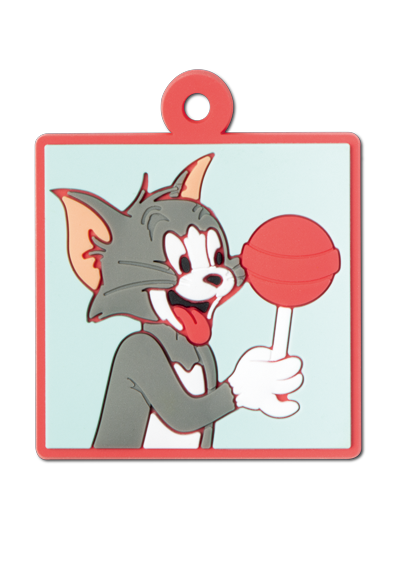 キャンディを見つめるトム