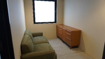 各階にはゆっくりしてもらえる ラウンジも準備。 多世代との交流も促します。