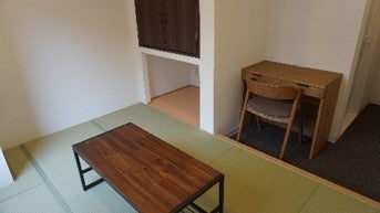 新シェルターは清潔な個室。 企業から家具などの提供を受けています。 母子など家族で入れる部屋も。