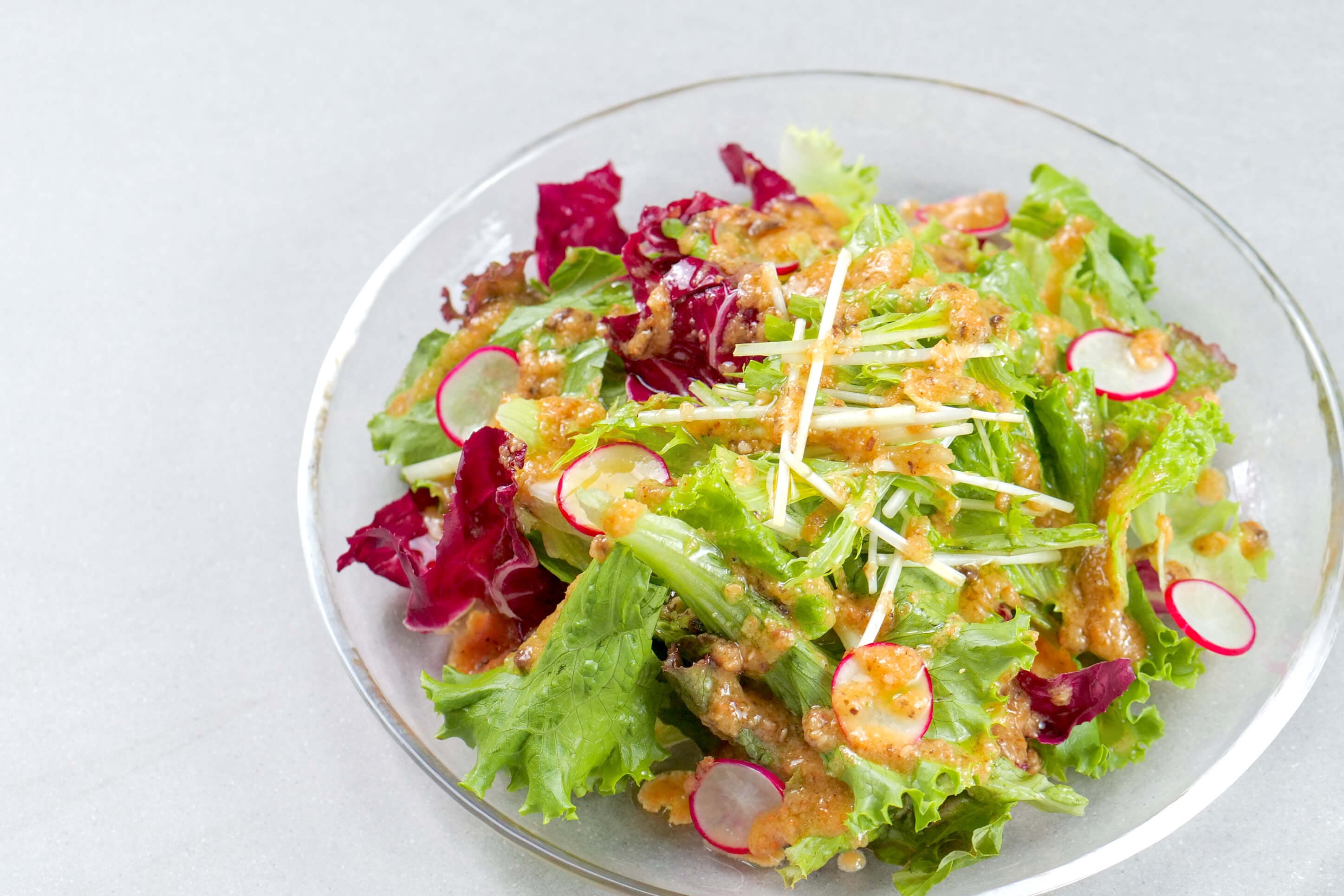 リル自家製ドレッシング 畑のサラダ ¥980（税込）