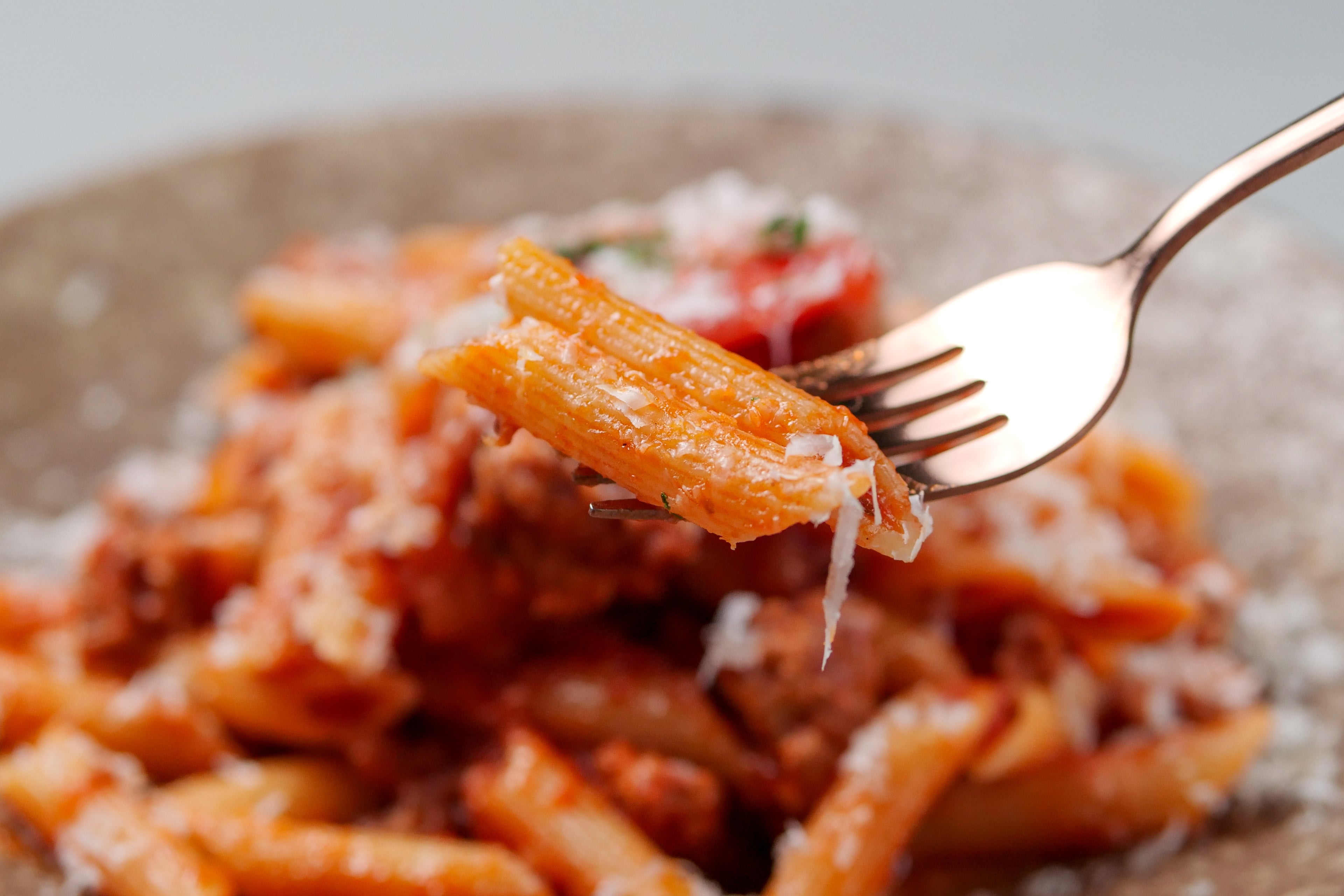 ペンネ  サルシッチャとパプリカのトマトソース ¥1,000（税込）  オリジナルスパイスで仕上げた豚挽肉スパイシートマトソース パスタ